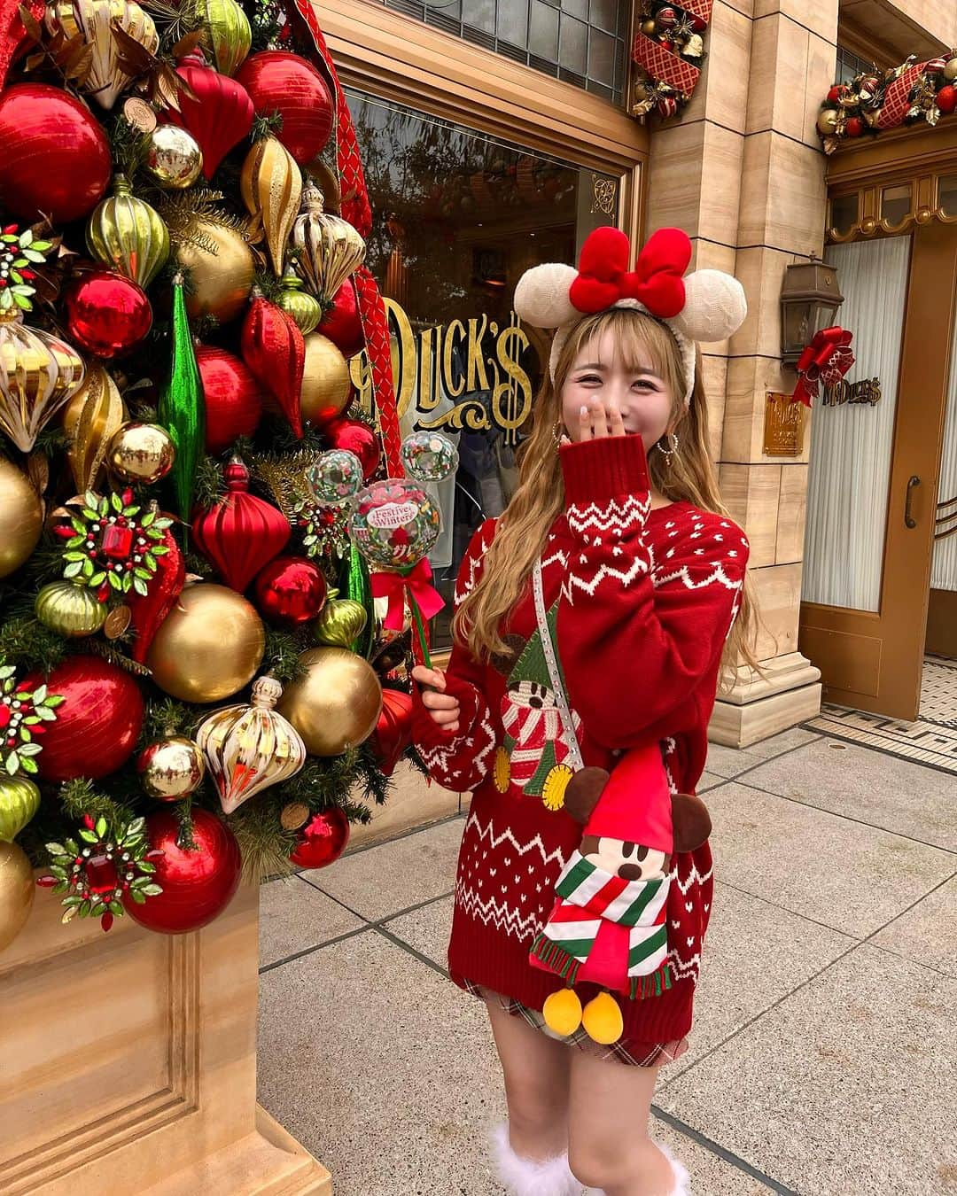 エリンコさんのインスタグラム写真 - (エリンコInstagram)「🎄🎁❣️🤍 . たくさん写真撮ったから別バージョンも❤️ . マクダックス・デパートメントストアの前が オススメ撮影スポットだよ🎀 . みんなお揃いで買ったニットが可愛いかった🎁 . #ディズニー #クリスマスディズニー #クリスマスコーデ #ディズニーカチューシャ #ディズニーシー #えりんこディズニー #ディズニー撮影スポット #撮影スポット」11月11日 19時33分 - erinko0315