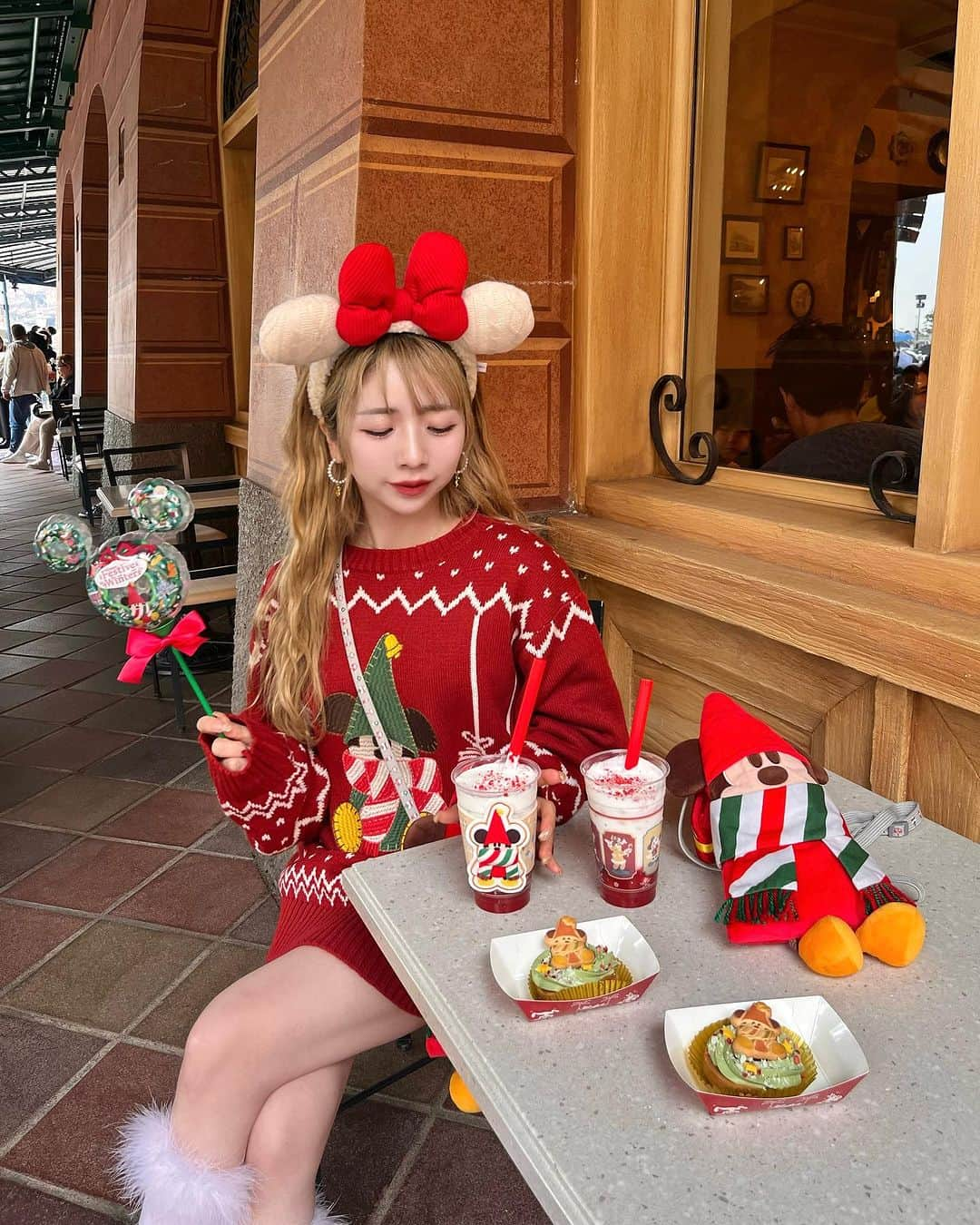 エリンコさんのインスタグラム写真 - (エリンコInstagram)「🎄🎁❣️🤍 . たくさん写真撮ったから別バージョンも❤️ . マクダックス・デパートメントストアの前が オススメ撮影スポットだよ🎀 . みんなお揃いで買ったニットが可愛いかった🎁 . #ディズニー #クリスマスディズニー #クリスマスコーデ #ディズニーカチューシャ #ディズニーシー #えりんこディズニー #ディズニー撮影スポット #撮影スポット」11月11日 19時33分 - erinko0315