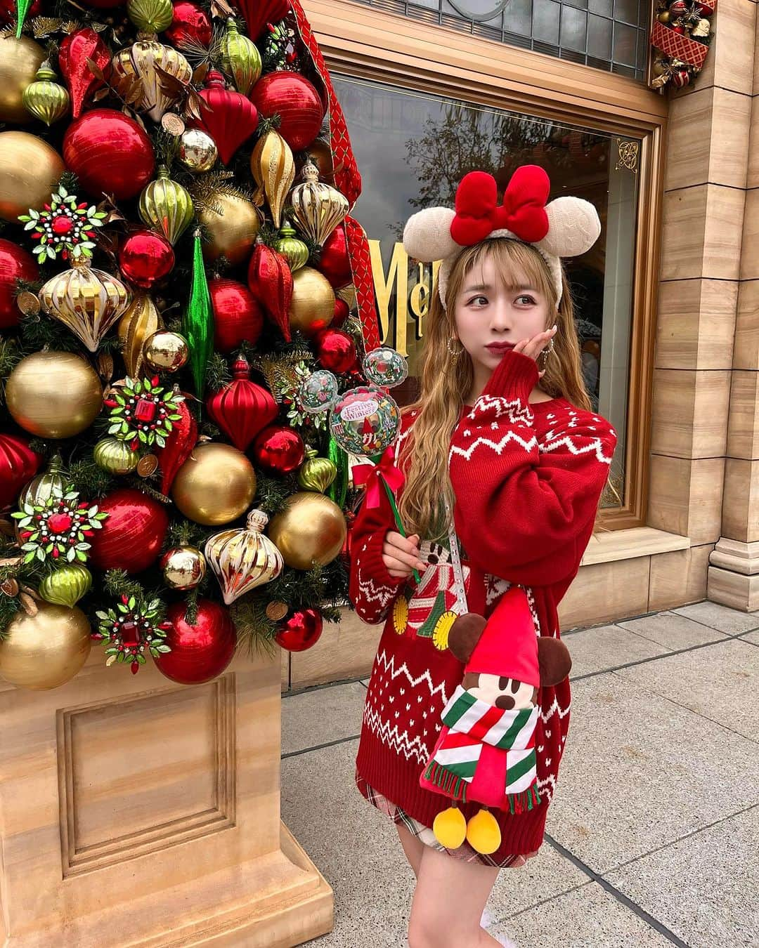 エリンコさんのインスタグラム写真 - (エリンコInstagram)「🎄🎁❣️🤍 . たくさん写真撮ったから別バージョンも❤️ . マクダックス・デパートメントストアの前が オススメ撮影スポットだよ🎀 . みんなお揃いで買ったニットが可愛いかった🎁 . #ディズニー #クリスマスディズニー #クリスマスコーデ #ディズニーカチューシャ #ディズニーシー #えりんこディズニー #ディズニー撮影スポット #撮影スポット」11月11日 19時33分 - erinko0315