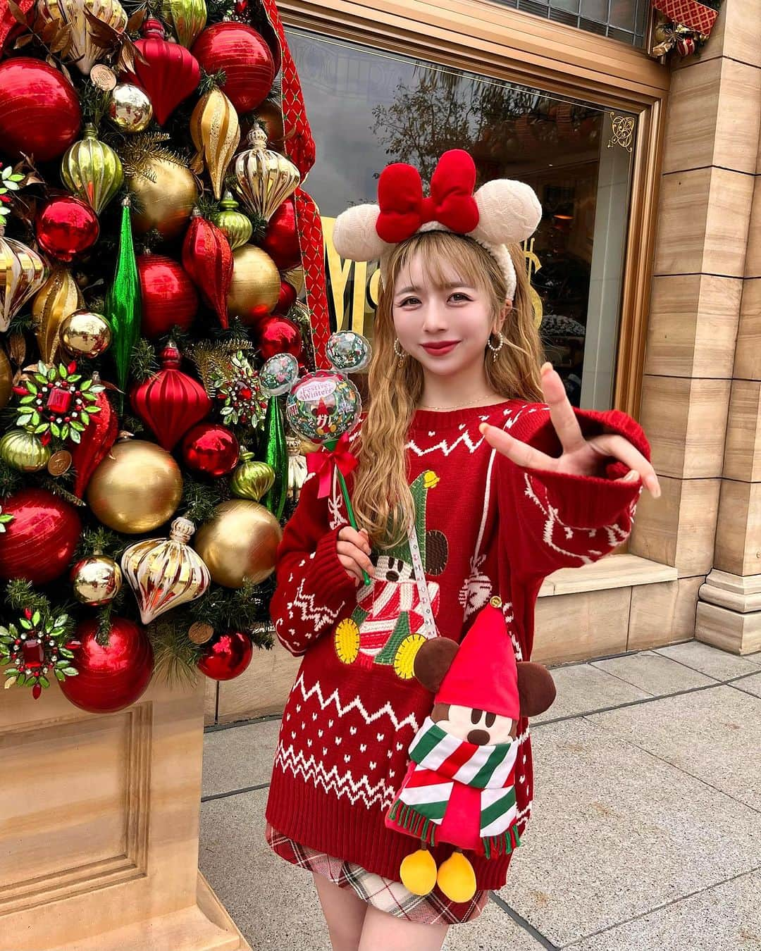 エリンコのインスタグラム：「🎄🎁❣️🤍 . たくさん写真撮ったから別バージョンも❤️ . マクダックス・デパートメントストアの前が オススメ撮影スポットだよ🎀 . みんなお揃いで買ったニットが可愛いかった🎁 . #ディズニー #クリスマスディズニー #クリスマスコーデ #ディズニーカチューシャ #ディズニーシー #えりんこディズニー #ディズニー撮影スポット #撮影スポット」