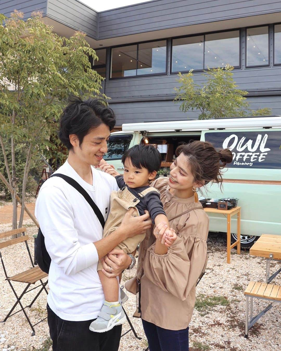 畑有里紗のインスタグラム：「休日👨‍👩‍👦👴👵🐕♡  京都のじいじばあばレオ🐾と待ち合わせして ゆったりまったり公園で過ごした日⛲️  この日一番歩いたんじゃないかってくらい ずっと楽しそうに歩いてて 帰りの電車は爆睡でした🤭  飛行機も通るし左右に電車が通るし 乗り物好きのトナには最高の場所やね😆  #3人家族#休日の過ごし方#となのいる生活#息子#男の子パパ#男の子ママ#男の子ベビー#安満遺跡公園」