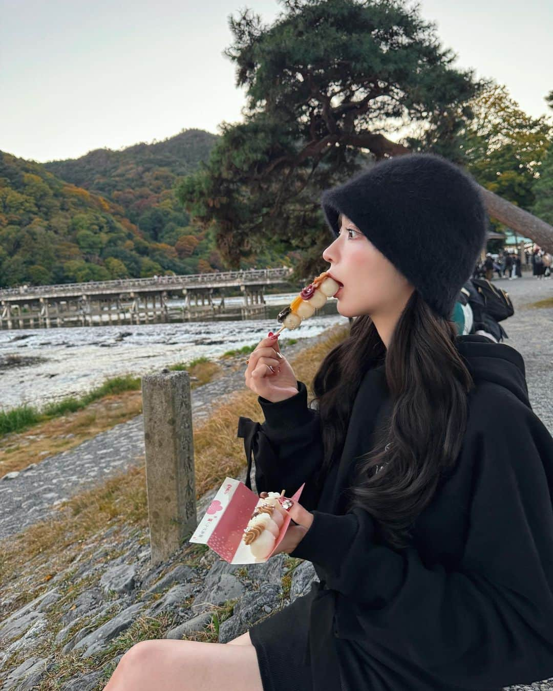 中山恵美生さんのインスタグラム写真 - (中山恵美生Instagram)「こないだ大阪帰った時っ🩷 なぜか着いた瞬間京都に行くという。笑  お姉ちゃんにも会えたよ👩🏻‍❤️‍👩🏻🎀  楽しかったなあ〜🥹✨️！！  お洋服は移動に最適すぎる  @m.me.eme_official のフーディワンピ🎀」11月11日 19時35分 - emiu0624