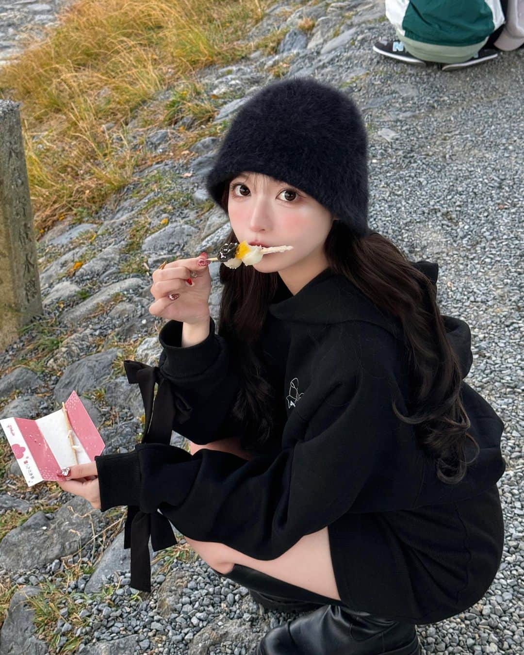 中山恵美生のインスタグラム：「こないだ大阪帰った時っ🩷 なぜか着いた瞬間京都に行くという。笑  お姉ちゃんにも会えたよ👩🏻‍❤️‍👩🏻🎀  楽しかったなあ〜🥹✨️！！  お洋服は移動に最適すぎる  @m.me.eme_official のフーディワンピ🎀」