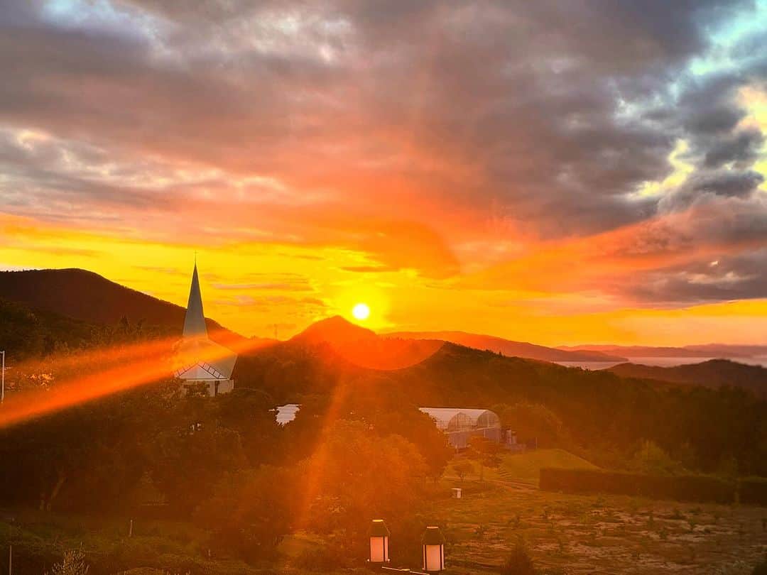 リゾートホテルオリビアン小豆島さんのインスタグラム写真 - (リゾートホテルオリビアン小豆島Instagram)「. 朝夕めっきり肌寒くなってきましたね。  眩しい夕陽に照らされて、空も雲もオレンジ色に輝いていました。  今日１日を「お疲れ様！」と労ってくれているような気がします。  Green Harmony～自然と人を繋ぐ～」 ★━━━━━━━━━━━━━━━━━━★  2021年7月にリブランドした当ホテルでは、 自然と人とが融合する世界観でサービスを提供して参ります。 ★━━━━━━━━━━━━━━━━━━★ #oliveanshodoshima #shodoshima #オリビアン小豆島　#小豆島　#香川県 #香川県観光　#小豆島観光　#香川旅行　#小豆島旅行　#島旅　#瀬戸内　#setouchi  #夕陽 #日本の夕陽百選　#夕焼け #夕焼け空 #sunset」11月11日 19時35分 - olivean_shodoshima