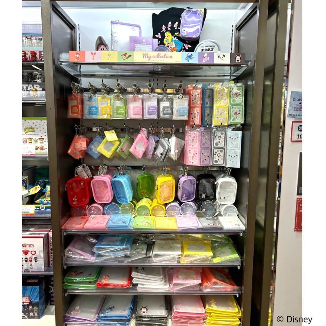 のインスタグラム：「#ディズニーアベニュー東京駅店 からお知らせ✨  推し活マイコレクションのディズニーデザインが発売になりました❤️  デコレーションステッカー　¥385 ブロマイドケース　¥308 カードホルダー　¥880 カードケース　¥968 ミニ色紙バインダー　¥1,210 マルチバインダー　¥2,090 缶バッチポーチ　¥990 キャリーポーチ　¥1,650 スマホストラップ　¥1,320  ※東京駅では通販(現金書留対応)も行っております✨ お電話でお問い合わせくださいませ。 ☎️03-6259-1620  #disney #kiddyland #tokyo #tokyostation  #キデイランド #ディズニー #東京駅 #推し活 #推し活グッズ」