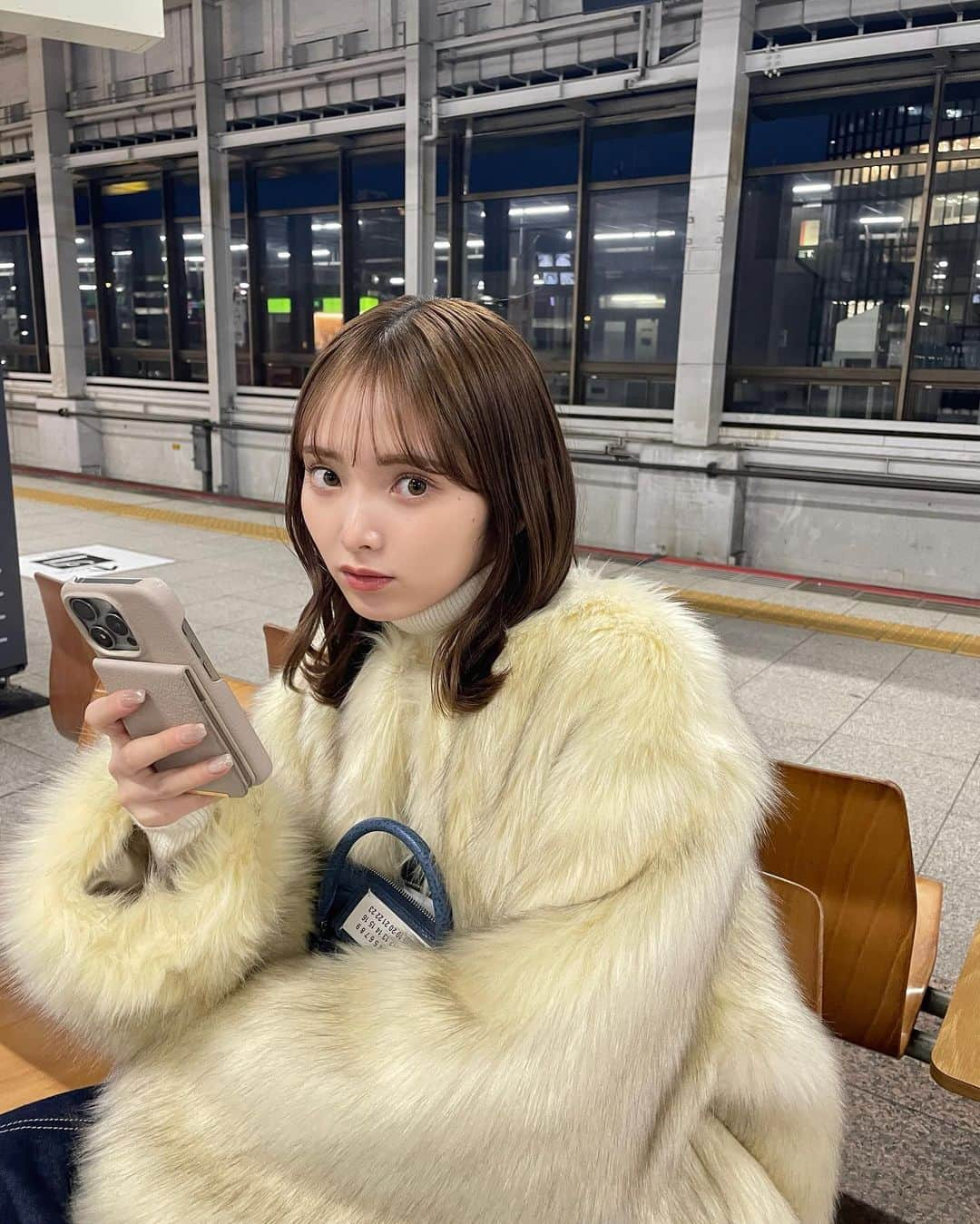 橋下美好のインスタグラム：「初仙台でした🐮♡  寒くてキツネさんみたいなもこもこ着て行った！ ついに私が活発になれる季節がきた⛄️  イベント来てくれたみんなありがとう！ 東北の人はお肌綺麗で白くて透明感凄かった！ ファンの子にスキンケア何使ってる？って聞きまくった。  辿り着いた先は、寒いからと水。 明日から私も東北で暮らします。  春は花粉でお家、夏は暑くてお家、秋も花粉でお家、 冬のみお洋服が好きで活発にお外に出る人間です⛄️  #冬しか生きられません #だけど寒がりです #仙台の牛タン美味しかったな」