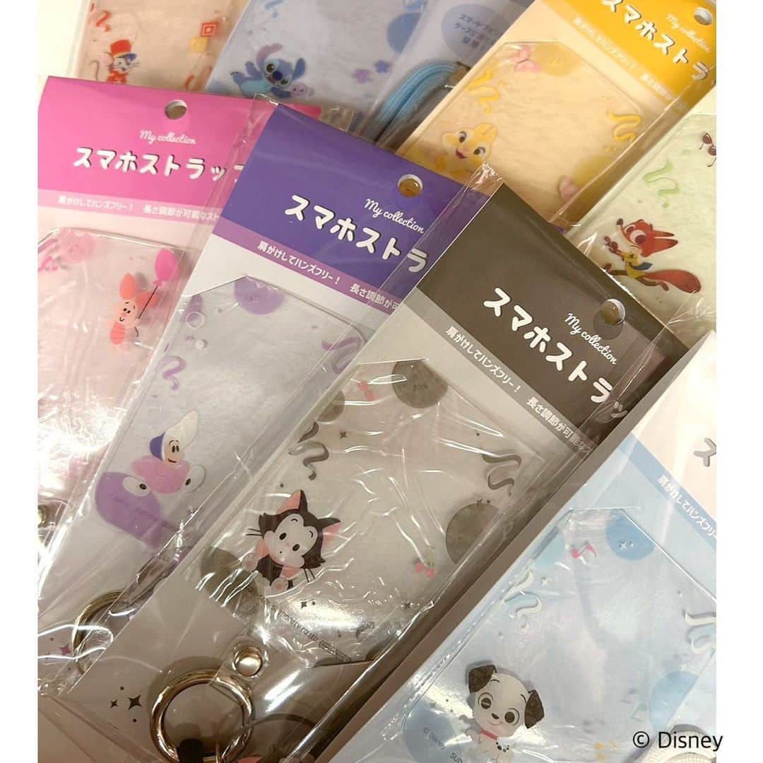 のインスタグラム：「#ディズニーアベニュー東京駅店 からお知らせ✨  推し活マイコレクションのディズニーデザインが発売になりました❤️  デコレーションステッカー　¥385 ブロマイドケース　¥308 カードホルダー　¥880 カードケース　¥968 ミニ色紙バインダー　¥1,210 マルチバインダー　¥2,090 缶バッチポーチ　¥990 キャリーポーチ　¥1,650 スマホストラップ　¥1,320  ※東京駅では通販(現金書留対応)も行っております✨ お電話でお問い合わせくださいませ。 ☎️03-6259-1620  #disney #kiddyland #tokyo #tokyostation  #キデイランド #ディズニー #東京駅 #推し活 #推し活グッズ」