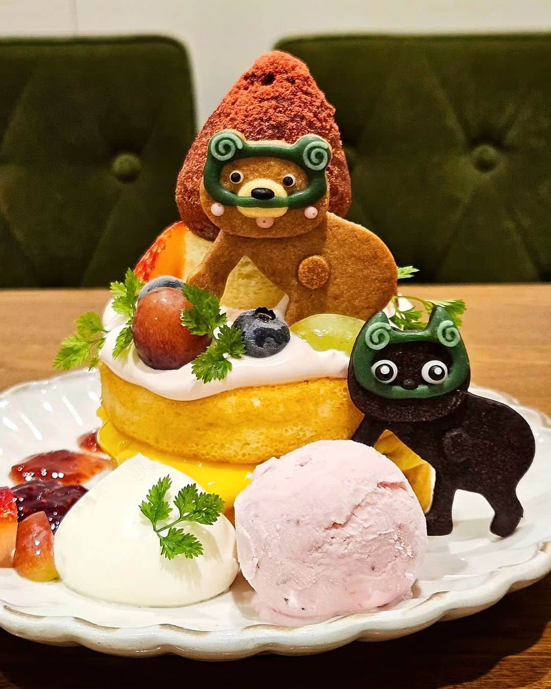 ミスター黒猫（黒猫仙人）のインスタグラム：「ぱんぱんパンケーキ♪ 【henteco 森の洋菓子店】 期間限定・数量限定(予約不可) ͛🧸フルーツ“どろぼうくま”パンケーキ  毎月楽しいパンケーキを考えつくヘンテコの店主さん 今月は何と！どろぼうくま😁  パンケーキのTOPと間にはたっぷりのフルーツ そのフルーツを狙って“どろぼうくま”がやってきた🐻 今回は弟子の“どろぼう黒猫”も手伝ってペロリにゃー🐈‍⬛  たっぷりフルーツ、TOPのいちごクリーム、間のカスタードクリームで美味しさも大満足  ⚠️弟子の“どろぼう黒猫”は特別オーダーで、デフォルトではいません  ======================  🐾4-15-17 Himonya, Meguro-ku, Tokyo 東京都目黒区碑文谷4-15-17 学芸大学駅、都立大学駅から徒歩約12分  営業時間:11:00～18:00 定休日:月曜、火曜  🍽グルメ・スイーツ情報は➡️ @mr_kuroneko  ======================  #黒猫食べ過ぎ #へんてこ森の洋菓子店」