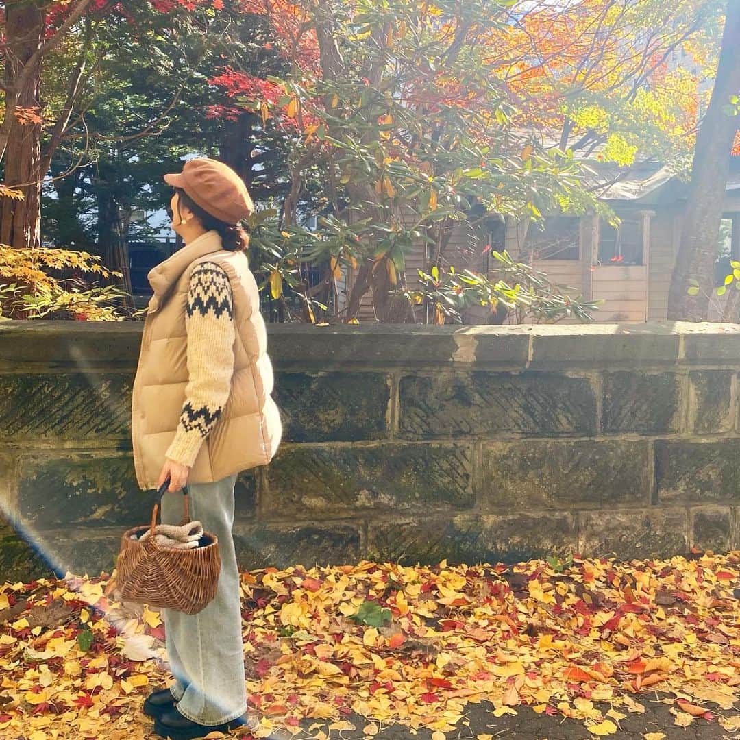 aya*のインスタグラム：「🧺 ・ 銀杏並木お散歩コーデ🍁 夏に持つのは もちろん 秋冬に籠バッグ持つの好きです☺︎ ・ 銀杏並木がある北海道大学。 とにかく自然豊かで広大で素敵♡！ (調べてみたら東京ドーム38個分の広さだって) すぐ近くには札幌駅があり環境最高。 友達と  息子達が北大生になれたら… いや。もしわたし達が北大生なら…って 妄想話が止まりませんでした 笑 ・ ・ #coordinate #コーディネート #コーデ #今日の服 #シンプルコーデ #プチプラコーデ #ママコーデ #着回しコーデ #シンプル #プチプラ #ママ #着回し #韓国ファッション #gu #uniqro #ロカリ」