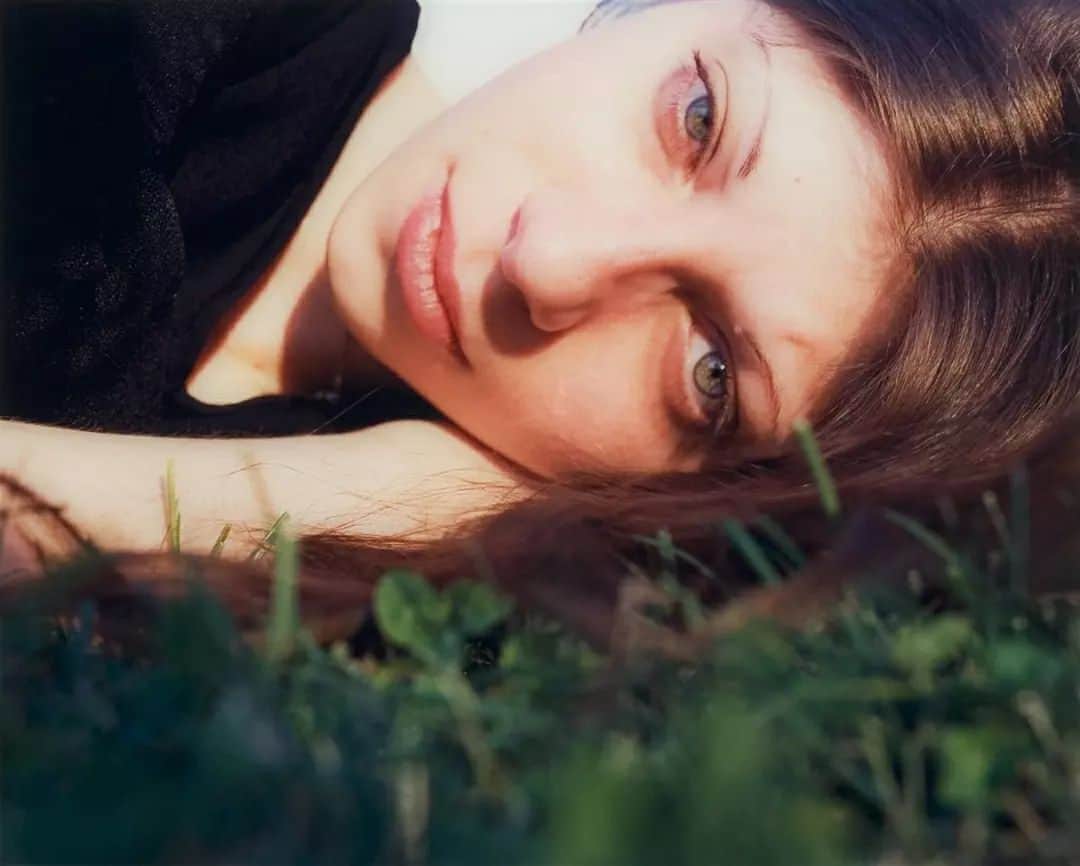 テート・ギャラリーのインスタグラム：「📷 'Young Serbs' 📷 by Phil Collins is a series of five portraits of young people living in Belgrade. The photographs were taken shortly after the democratic revolution of October 2000, when mass demonstrations in Belgrade overthrew the regime of communist leader Slobodan Milosovic. Collins photographed individuals he knew well, who, he felt, typified a sense of disillusionment. In some images, blades of grass partly obscure the subjects’ faces, casting dark shadows in the bright sunlight. The photographs feature rich, saturated colour, filled with sun-drenched skin and intimate face-to-face encounters.  Phil Collins: young serbs (vesna) 2001 young serbs (bojan) 2001 young serbs (siniša) 2001 young serbs (caca) 2001 young serbs (milan) 2001」