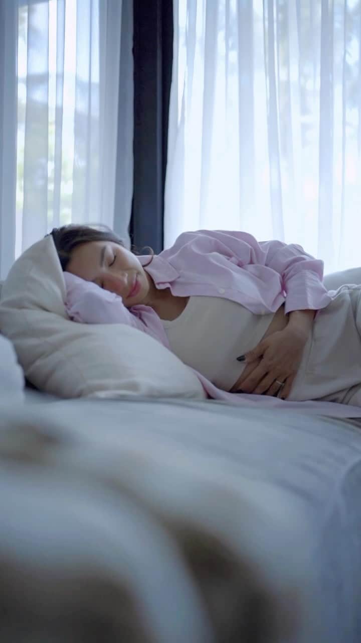 Jennifer Bachdimのインスタグラム：「Navigating the chaos with grace and a smile – because being a mom of four comes with its challenges. 🌪️ But guess what? I’ve found my secret to keeping up with the madness and still feeling fabolous! 💃 Introducing my daily beauty companions: Heavenly Blush Tummy for a happy gut, Greek yogurt to help my protein intake and Yoguruto for guilt-free snacking. Join me in the #GutToBeGutsy challenge – 3 months of @heavenlyblushyogurt goodness for improved digestion and unstoppable beauty from the inside out! Coz beauty starts from your gut🌈✨ Don’t just snack, snack smart!  anyway, Heavenly Blush is making a very super exciting movement, so if you are a content creator and want to get yogurt every month, come join the unstoppable movement to maximize your beauty, click this link https://bit.ly/JoinTheMovementJB #TheUnstoppableBeauty #Cleansing #HealthySnacking #MomLife」