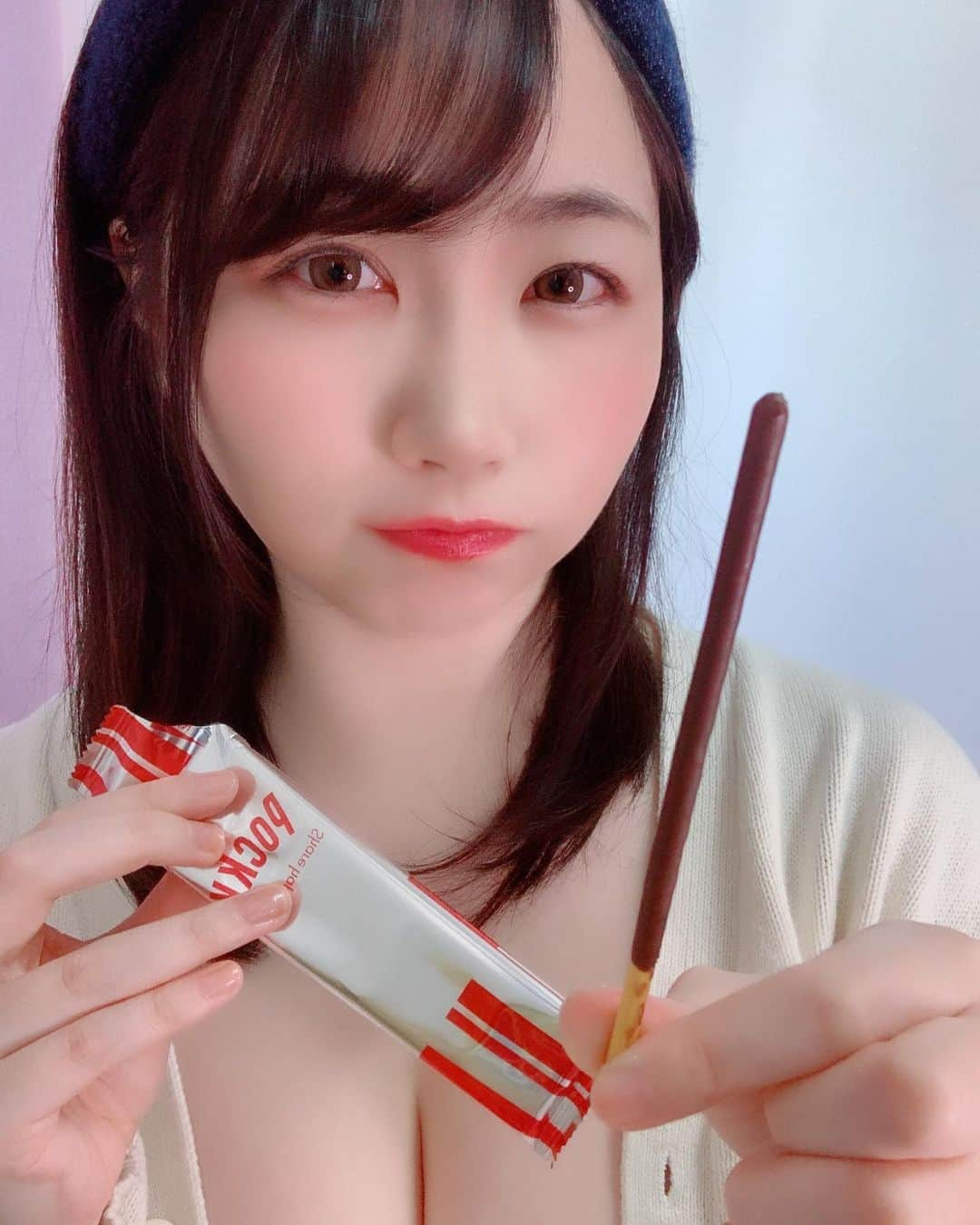 白葉まりさんのインスタグラム写真 - (白葉まりInstagram)「#ポッキーの日 💗 ポッキーゲームしよっ☺️  #ファンティア #妄想シリーズ  ラブラブがヒートアップしちゃって、プリッツも開封！ 谷間に挟んだプリッツ食べる？🥺♡  さらにさらに、、🤫㊙️ な動画写メはファンティアファンサイトにアップしました🫶 私のインスタプロフィール固定リンクから飛んでみられます❣️ . . . . . #グラビア #インスタグラビア #ビジョビ #ポッキー #下着 #fantia #fanclub #japanesegirl #japanesegirl #love  #goodevening」11月11日 19時39分 - shirahamari