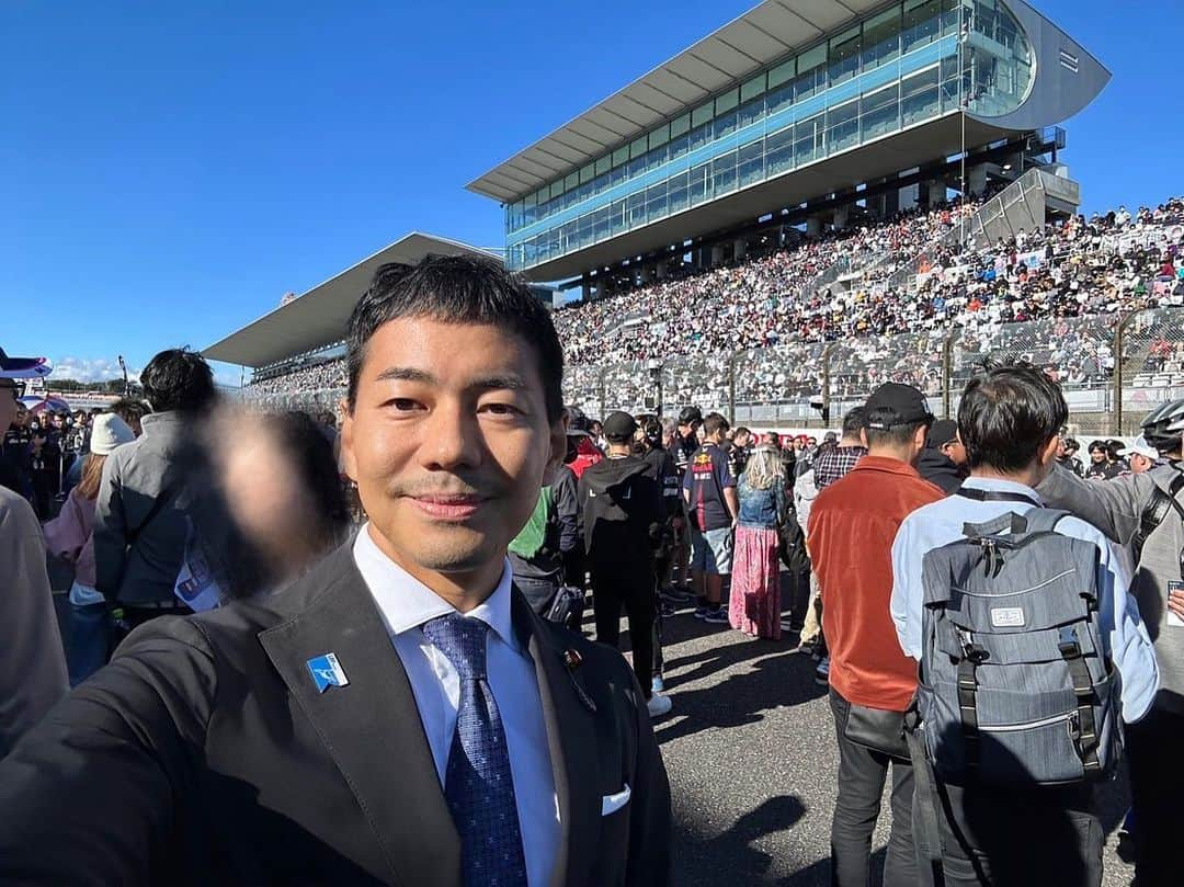 山本左近さんのインスタグラム写真 - (山本左近Instagram)「鈴鹿サーキットで行われた🎡 全日本スーパーフォーミュラ選手権 最終戦。  表彰式のプレゼンターとして参加し、 「自由民主党モータースポーツ振興議員連盟杯」 を授与させて頂きました。  今シーズン、スーパーフォーミュラには 開幕戦と最終戦に足を運びましたが、  素晴らしい秋晴れの元、 最終戦に相応しいエキサイティングな レースもさることながら、 多くのファンの皆様に お出かけ頂いたことを非常に嬉しく思っています。  JRP（日本レースプロモーション） 近藤真彦会長をはじめ、 関係する皆様のご努力に敬意を表します。  またカーボンニュートラルの取り組みも スーパーフォーミュラが牽引することも合わせて 期待しています。  2024年は今シーズン以上に 国内外からトップドライバーたちが 集まるレースになるとの話もあり、 今から来年の開幕戦が楽しみです。  #鈴鹿サーキット #F1 #F1driver  #モータースポーツ #カーボンニュートラル  #全日本スーパーフォーミュラ選手権  #自由民主党 #衆議院議員 #山本左近」11月11日 19時40分 - sakon_yamamoto