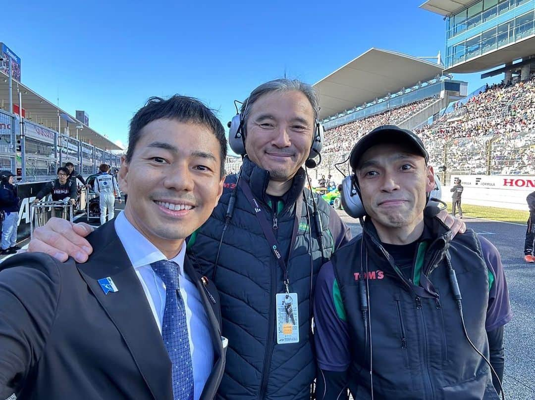 山本左近のインスタグラム：「鈴鹿サーキットで行われた🎡 全日本スーパーフォーミュラ選手権 最終戦。  表彰式のプレゼンターとして参加し、 「自由民主党モータースポーツ振興議員連盟杯」 を授与させて頂きました。  今シーズン、スーパーフォーミュラには 開幕戦と最終戦に足を運びましたが、  素晴らしい秋晴れの元、 最終戦に相応しいエキサイティングな レースもさることながら、 多くのファンの皆様に お出かけ頂いたことを非常に嬉しく思っています。  JRP（日本レースプロモーション） 近藤真彦会長をはじめ、 関係する皆様のご努力に敬意を表します。  またカーボンニュートラルの取り組みも スーパーフォーミュラが牽引することも合わせて 期待しています。  2024年は今シーズン以上に 国内外からトップドライバーたちが 集まるレースになるとの話もあり、 今から来年の開幕戦が楽しみです。  #鈴鹿サーキット #F1 #F1driver  #モータースポーツ #カーボンニュートラル  #全日本スーパーフォーミュラ選手権  #自由民主党 #衆議院議員 #山本左近」