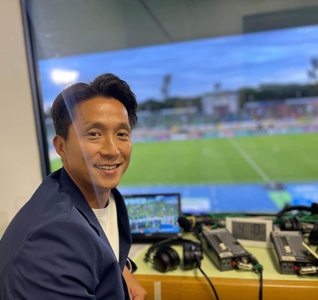 福西崇史のインスタグラム：「. 湘南ベルマーレvs名古屋グランパス⚽️ NHK総合で解説しました🎤 . 湘南の残留にかける想いがスタジアム全体から感じた試合でした🏟️ 名古屋もさすがでしたが、 駆け引きいっぱいのレベルの高い試合でした⚽️ . #jリーグ #熾烈な残留争い #湘南ベルマーレ #名古屋グランパス #レモンガススタジアム平塚 #nhk総合 #解説 #福西崇史 #ポートレートおじさん」