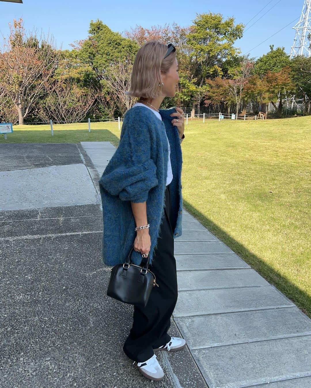 annaのインスタグラム：「.  シャギーカーデ💙💙 シャギーって可愛いくて好き🥳 前閉めても可愛いし、ボタン後ろでも👌 3way楽しめちゃうのも嬉しい❤️‍🔥  @tiptop_pocket_official   #tiptop_pocket#tipコーデ#低身長コーデ#冬コーデ#冬アウター#ボアコート#カジュアルコーデ#大人カジュアルコーデ#オトナカジュアルコーデ#ゆるコーデ#158cmコーデ#骨格ナチュラルコーデ#きょこ#30代ファッション#30代コーデ#カーディガン」