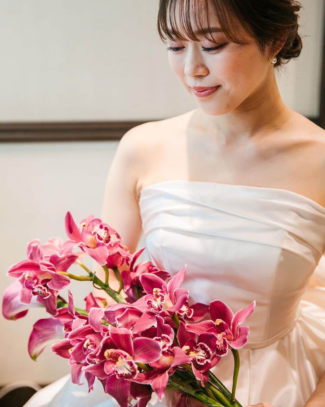 KIYOMIZU京都東山 公式さんのインスタグラム写真 - (KIYOMIZU京都東山 公式Instagram)「. 1種類のお花だけを束ねた シングルブーケのご紹介💐  洗練された花嫁を演出できるので 大人花嫁におすすめのブーケです  後で見返せるように保存がおすすめ✨  -———————  @kiyomizu_kyoto_higashiyama をフォローし 【#kiyomizu京都東山】で検索してくださいね❖  #スタイルズ花嫁 #KIYOMIZU京都東山 #KIYOMIZU花嫁 #ブライダルハウスtutu #シェアーズヘアメイク #京都結婚式場 #卒花嫁 #プレ花嫁 #結婚式レポ #披露宴レポ #ウェディングブーケ #ブーケ #bouquet #花嫁コーデ」11月11日 19時45分 - kiyomizu_kyoto_higashiyama
