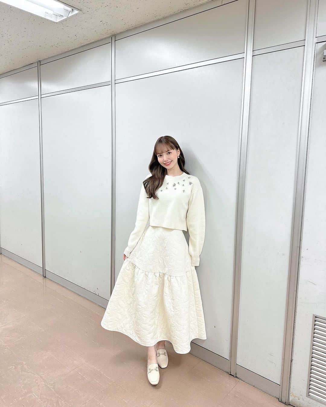 のインスタグラム：「. . 本日はNHK「おはよう日本」 朝早くからチェックして下さった皆さん ありがとうございました🕊️♡  熱海富士関、大の里関特集でした！ (衣装も白星コーデで気合い)  そして昨日生出演させて頂いた NHK静岡「がんばれ！翠富士 熱海富士」 再放送もありました🌼 静岡の皆さんありがとうございました！  沢山の方がフォローしてくださって とっても嬉しいです☺️  どちらもNHK＋にて無料で見逃し配信中です！  そして本日発売の「日本海新聞」 連載コラムが掲載されています🌿 鳥取城北出身の狼雅関、美ノ海関特集！ 公式ホームページからも読めますので是非☺︎  いよいよ朝から大相撲九州場所🔥 . . #31sonsdemode #ニット #ニットコーデ  #ニットトップス #ホワイトコーデ #冬コーデ  #ゴールドアクセサリー #パールピアス  #ロングヘア #スモーキーベージュ #冬服コーデ  #ootd #outfit #fashion #instagood #fashion  #おはよう日本 #nhk #九州場所 #山根千佳」
