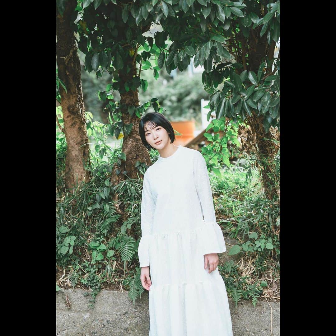 小貫莉奈のインスタグラム：「急に寒くなりましたね。。  真っ白のワンピースってプライベートでなかなか着ないので新鮮です🕊  photo: @yuhji921  hair: @masato_suganuma  make: @kanako.miura.24   #portrait #photograph #Japan #photography #ポートレート #makeup #ショートヘア #ショートカット #shooting」