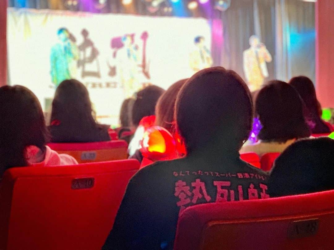 純烈さんのインスタグラム写真 - (純烈Instagram)「💜❤🧡💚  #本日の純烈 は… 箕面温泉スパーガーデン｢純烈 天空LIVE45｣でした！！  ライブにお越しくださった皆さま、施設をご利用していた皆さま、スタッフの皆さま✨ ありがとうございました😊  今日は江畑マネージャー撮影のステージ写真と 客席にいた“純烈マニア”のステキな写真です📷´-  ﹏﹏﹏﹏﹏﹏﹏﹏﹏﹏﹏﹏﹏﹏﹏﹏﹏  ・・・・・・・ ＼🚨手に入るラストチャンス🚨／  11/18(土) 18:00までの期間限定で FC限定<純烈マニアTシャツ>受注販売中👕  これをきて貴方もさらに“純烈マニア” ﹏﹏﹏﹏﹏﹏﹏﹏﹏﹏﹏﹏﹏﹏﹏﹏﹏   #純烈  #大江戸温泉物語  #箕面温泉スパーガーデン  #温泉ライブ   #酒井一圭  #白川裕二郎  #後上翔太  #岩永洋昭   #ありがとうごさいました ★」11月11日 19時49分 - junretsu_official