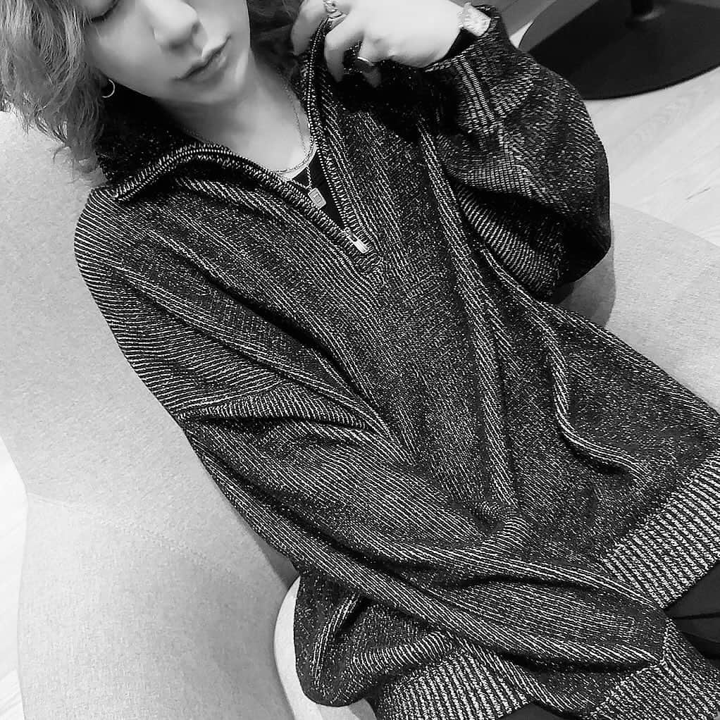 RUKI のインスタグラム：「NIL ACT10のハーフジップニットとバッグ  ハーフジップのニットが去年の冬から欲しくて作ってみました🔥 ジップは刻印も入ってて型から全てオリジナルで作ったんだけど、ゴールドでも派手すぎない落ち着いた色味になってます。  ジップを閉めても開けても良しです。  バッグは固めのレザーで型崩れしづらい所と持ち手の長さが変えれるところがポイント🙆‍♂️🔥  #nilduenilun_tokyo #nilduenilun  #ruki」