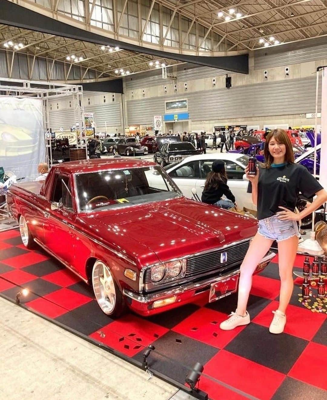 八反美咲さんのインスタグラム写真 - (八反美咲Instagram)「\\2023.12.03(日)// YOKOHAMA  HOT ROD CUSTOM SHOW💘✨  去年に引き続き 今年もcrown unionさんのブース(C42)に 立たせていただくことになりました😍 @crown.union   13〜15時の予定です🥰 楽しみだ〜❤️✨ 写真は去年の\( ˆ ˆ )/✨  ※撮影の場所取り コンパニオンの極度なローアングルでの撮影や部分撮り、 他の方のご迷惑になる行為はおやめください。🙇‍♀️ 当日マナー違反の方がいらっしゃいましたら 注意させて頂きます。🙇‍♀️  #パシフィコ横浜 #ホットロッドカスタムショー #yokohamahotrodcustomshow #旧車 #カスタムカー #カスタムショー」11月11日 19時52分 - misaki_hattan