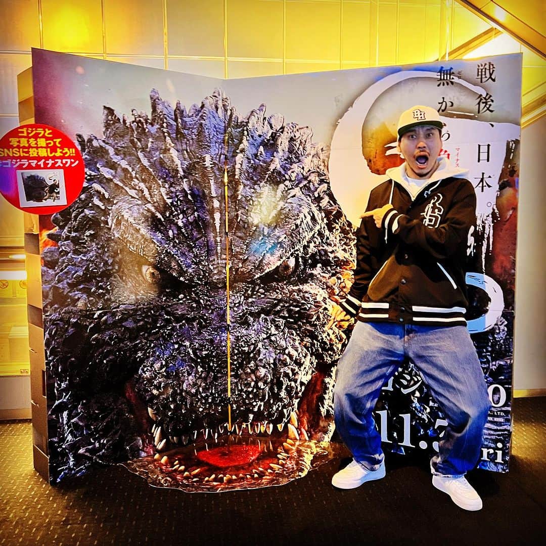 RYO the SKYWALKERのインスタグラム：「「ゴジラ −１」むっちゃ面白かった！🦖  “轟音シアター”ってやつで見たので音がスゴかった！💥  #ゴジラ #ゴジラマイナスワン #生きて抗え」