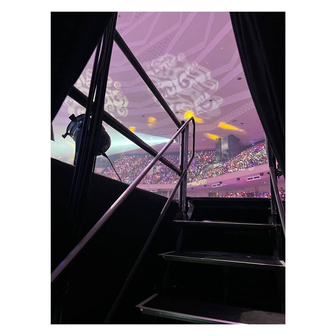のインスタグラム：「🎤𓂃𓈒𓂂𓏸 . .  この階段を駆け上がる高揚感は 忘れないでおきたいなぁ。  . .  #akb48  #ステージ #コンサートセット   #日本武道館」