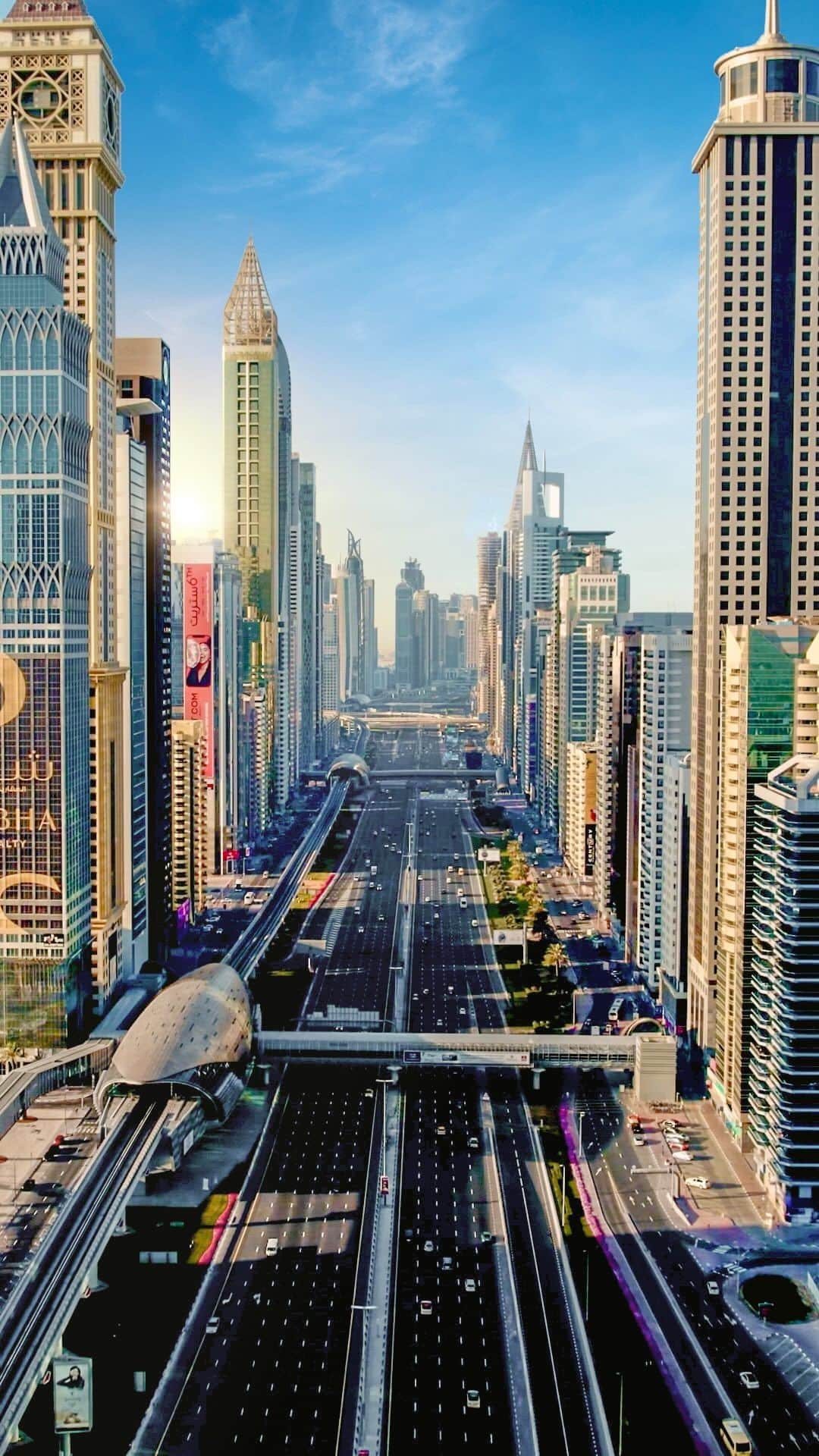 エミレーツ航空のインスタグラム：「No journey to Dubai is complete without a drive along the awe-inspiring Sheikh Zayed Road. 🛣️ 🌆✨  🎥 @dubaiieye」