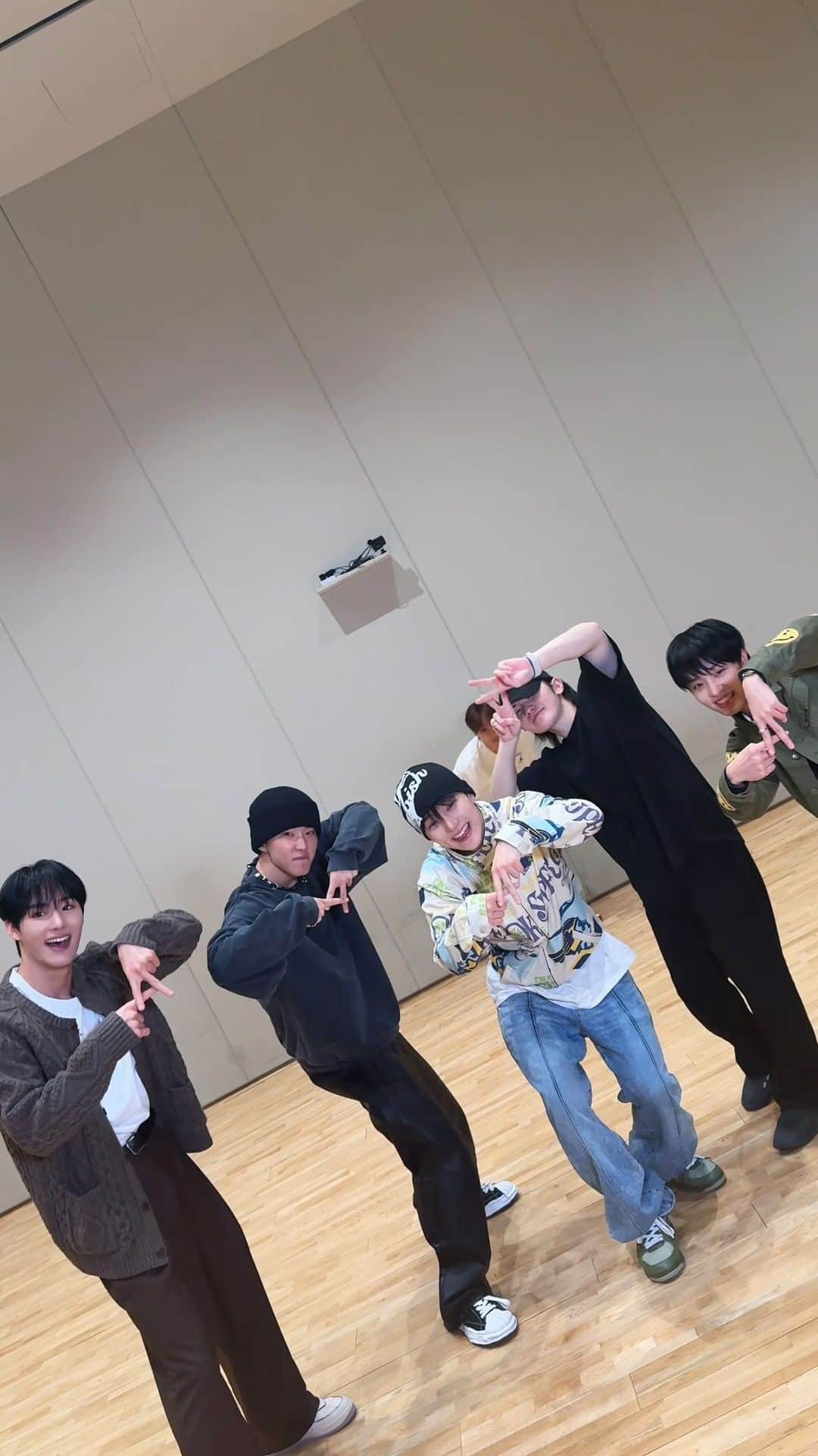 SEVENTEENのインスタグラム：「#GodOfMusic 🤟 with #오준석 #OhJunseok #석락원 #SeokRakwon #정승환 #JeongSeunghwan #ATBO #에이티비오 #HOSHI #WOOZI #SEUNGKWAN  #SEVENTEEN #세븐틴 #음악의신 #SVT_GodOfMusic」