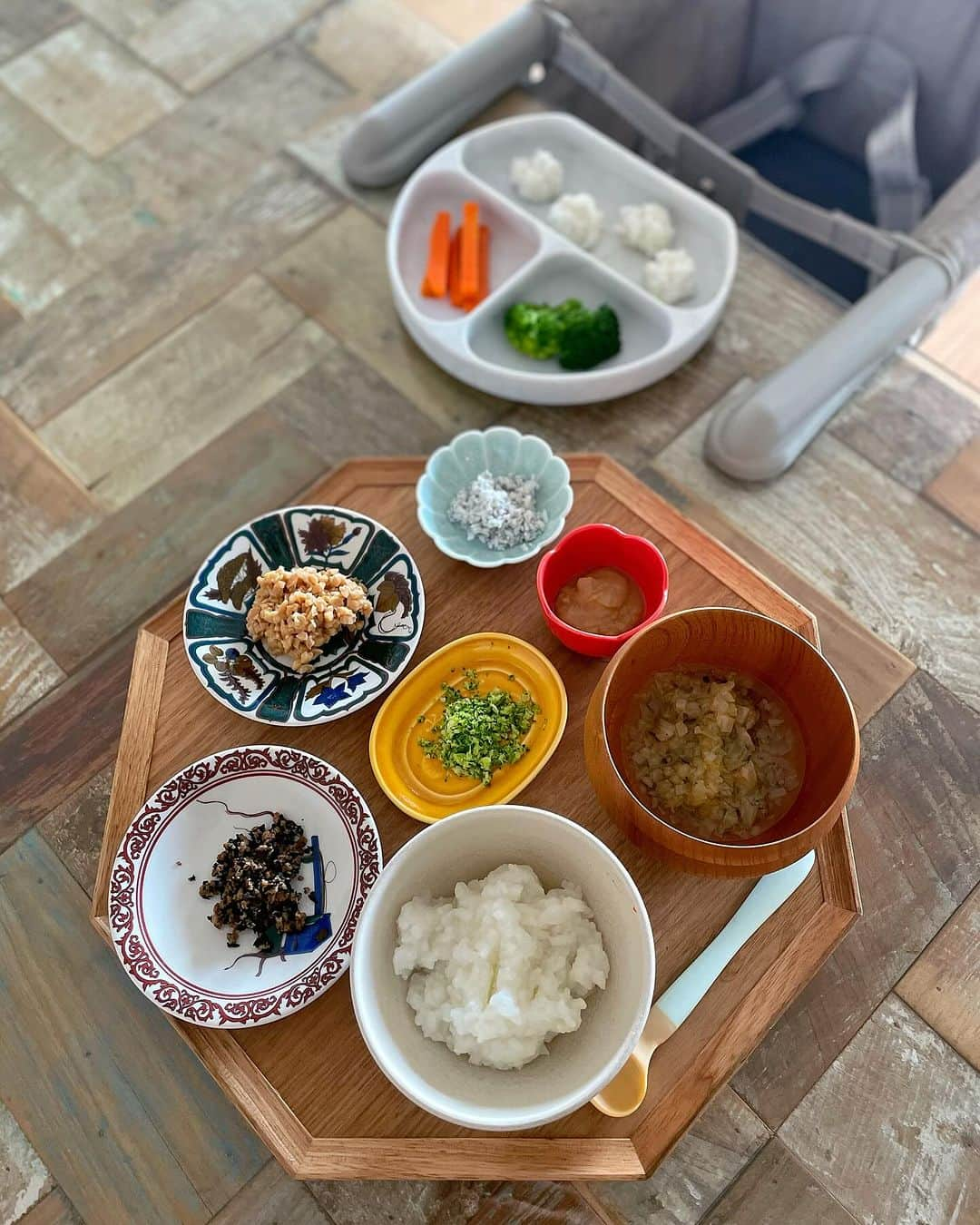 福田萌子さんのインスタグラム写真 - (福田萌子Instagram)「最近の離乳食👶🍴 自分で食べたい気持ちが強くなってきたので、子ども用のつかみ食べのお皿を用意しました🐥 まだまだお口に運ぶのが上手ではなく半分は落としてしまうので、しっかり栄養素と量がとれるように本人が口に運ぶのを休憩している間にいつもの離乳食も私が食べさせています。 私があげる方の離乳食はほぼ完食、本人が自分で食べる方はきっと1/3食べられていたら良い方かな🌿 これが少しづつ自分で食べる方が多くなっていくのだと思うと、成長の尊さを感じます🤲🏻 一緒に遊んでいても、物事を理解して動く力とそれにすぐに対応出来るようになる身体、進化のスピードの速さに学びが多い日々です😊  #離乳食」11月11日 19時59分 - moekofukuda