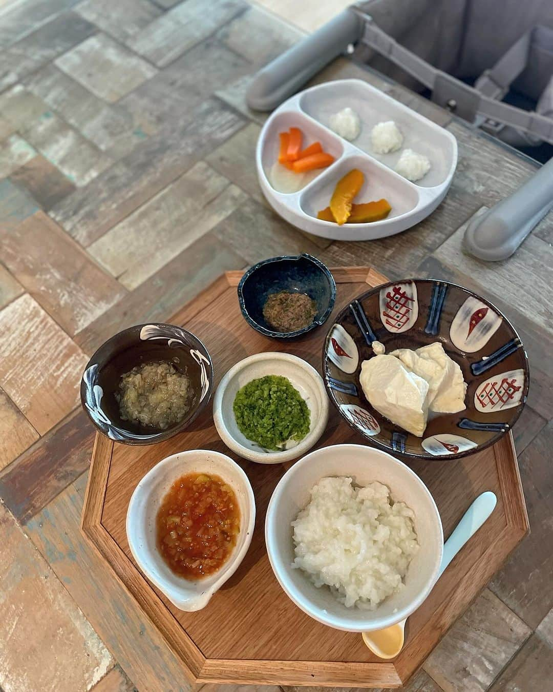 福田萌子さんのインスタグラム写真 - (福田萌子Instagram)「最近の離乳食👶🍴 自分で食べたい気持ちが強くなってきたので、子ども用のつかみ食べのお皿を用意しました🐥 まだまだお口に運ぶのが上手ではなく半分は落としてしまうので、しっかり栄養素と量がとれるように本人が口に運ぶのを休憩している間にいつもの離乳食も私が食べさせています。 私があげる方の離乳食はほぼ完食、本人が自分で食べる方はきっと1/3食べられていたら良い方かな🌿 これが少しづつ自分で食べる方が多くなっていくのだと思うと、成長の尊さを感じます🤲🏻 一緒に遊んでいても、物事を理解して動く力とそれにすぐに対応出来るようになる身体、進化のスピードの速さに学びが多い日々です😊  #離乳食」11月11日 19時59分 - moekofukuda