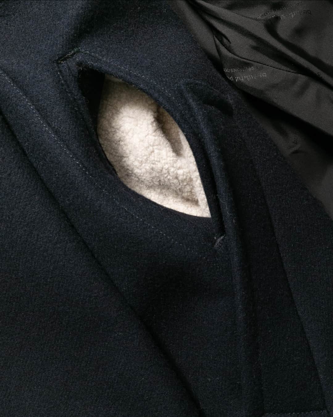 ビューティフルピープルさんのインスタグラム写真 - (ビューティフルピープルInstagram)「Fall/Winter 2023 Collection⁠ "OMAMAGOTO" Now available in stores and online. ⁠  ◻︎ cashmere melton THE / a P-coat ゆったりとしたシルエットが特徴のPコート。オーバーサイズシルエットでありながら、後ろに切り込んだ特徴的な肩線、まっすぐ綺麗なラインの袖と後ろパネルから生まれる立体的なフォルム、袖下のピボットスリーブから生まれる独特なシルエットが特徴です。⁠ 手を温めるために、袋布にエコボアを使用したハンドウォーマーポケットで機能性も充実しています。⁠ ⁠ 上質なウールとカシミヤをブレンドし高密度に織り上げたダブルクロスは、時間をかけて何回も縮絨工程を繰り返し丁寧に仕上げた素材です。毛羽になりにくく、メルトンでありながらクリアな表情が特徴。デイリーに着用しやすいように、表面撥水加工を施しています。⁠  ___⁠ ⁠ ⁠ まるでおままごとをしているかのように、⁠ 日常をもっとたのしいものに。⁠ ⁠ 仕事や学校で着る洋服が、休日にも着たくなるものになったら。⁠ 日常的なスタイルが、1 つや2つではなく様々な形に変化したら。⁠ ユニフォームにダイバーフォームとなる可能性が秘められていたら。⁠ ⁠ UNIFORM ↔️ DIVERFORM⁠ ⁠ DOUBLE-END によって⁠ ユニフォームはダイバーフォームへと進化する。⁠ ⁠ 私たちの日常生活やワードローブから、⁠ そして⁠ 子供のころに着るものや使うものからもインスピレーションを。⁠ まるでおままごとをたのしむようなコレクション。⁠ ⁠ Kidswear for everyone.⁠ ⁠ ※ "OMAMAGOTO": means a play in which children imitate adults in their imaginary worlds. ⁠ ⁠ ___⁠ ⁠ 【beautiful people 直営店舗⁠】⁠⁠⁠⁠ ⁠ ■Online store⁠ www.beautiful-people.jp⁠ ⁠ ■Global Online store⁠ www.beautiful-people-creations-tokyo.com⁠ ⁠ ■ 青山店⁠⁠⁠⁠ 東京都港区南青山3-16-6⁠⁠⁠⁠ ⁠⁠⁠⁠ ■ 新宿伊勢丹店⁠ 伊勢丹新宿店本館2階　⁠⁠⁠⁠TOKYOクローゼット/リ・スタイルTOKYO⁠⁠⁠⁠ ⁠⁠⁠⁠ ■ 渋谷PARCO店⁠ 渋谷パルコ2階⁠ ⁠ ■ ジェイアール名古屋タカシマヤ店⁠ ジェイアール名古屋タカシマヤ4階　モード＆トレンド「スタイル＆エディット」⁠⁠⁠⁠ ⁠⁠⁠⁠ ■⁠阪急うめだ店⁠ 阪急うめだ本店3階　モード⁠⁠⁠⁠ ⁠ ___⁠ ⁠ #beautifulpeople⁠⁠⁠ #ビューティフルピープル⁠⁠⁠ #creationstokyo⁠ #FW23 #23Winter⁠ #SideC ⁠ #DOUBLEEND⁠ #ダブルエンド⁠ #OMAMAGOTO⁠ #UNIFORM⁠ #DIVERFORM⁠ #Kidswearforeveryone」11月11日 20時00分 - beautifulpeople_officialsite
