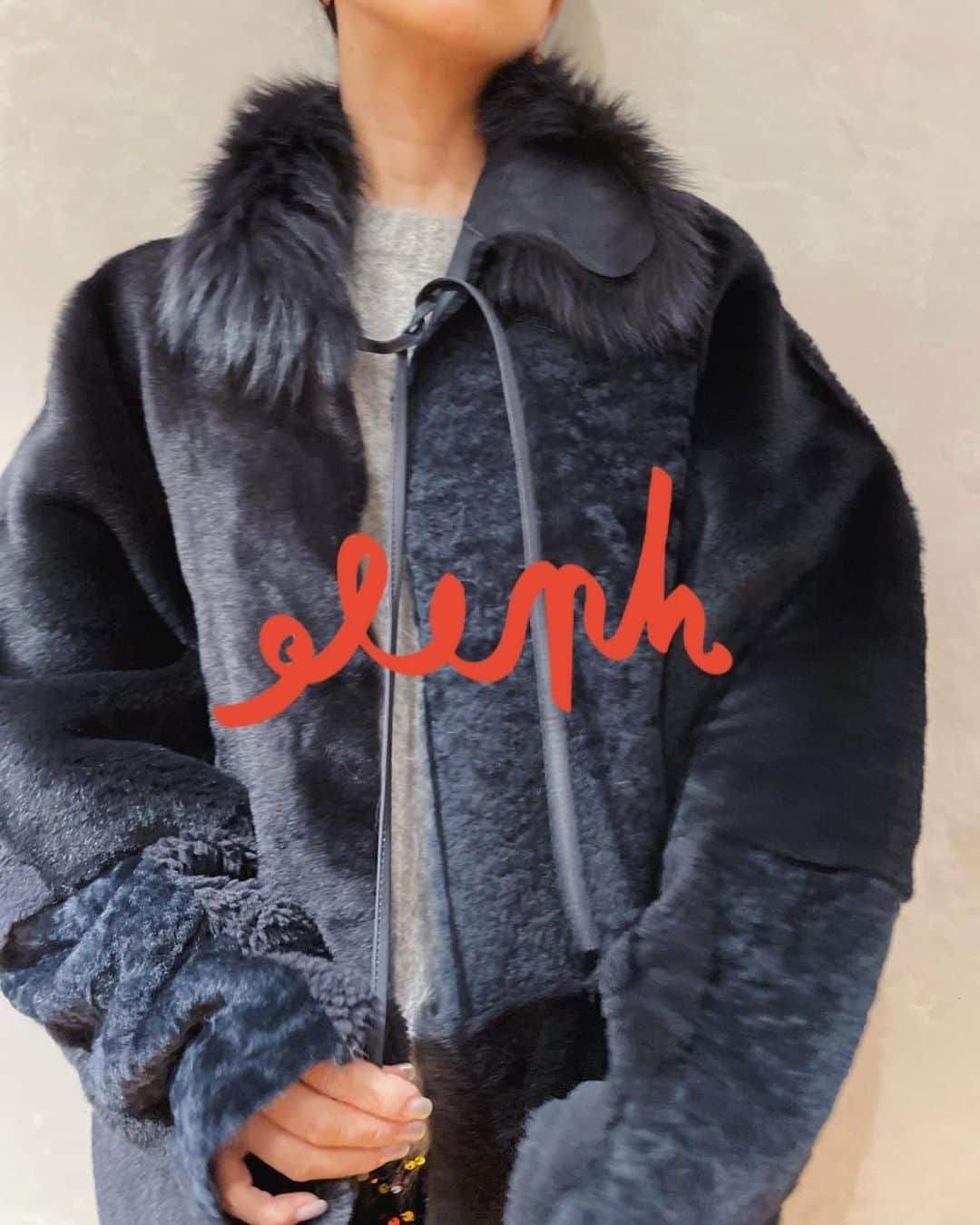 IÉNA LA BOUCLEのインスタグラム：「. ⁡ 〈ELEPH〉 ⁡ 2019年にオランダのアムステルダムにて設立。 持続的で環境に優しい生地や生産背景を求め、子どもと安全に遊べるようにと、金属の付属品を使用しない、シンプルでナチュラルな服を作りたいという考えのもと物作りを行っている。 素材のバリエーションも魅力の一つで、デザインは新鮮かつ長く着用できるアイテムが揃う。 ⁡ ⁡coat ¥214,500 intax col:navy  skirt ¥53,900 intax col:navy(spangle)  #ienalaboucle#iena#イエナ#イエナラブークル#ienalaboucle_23aw#eleph」