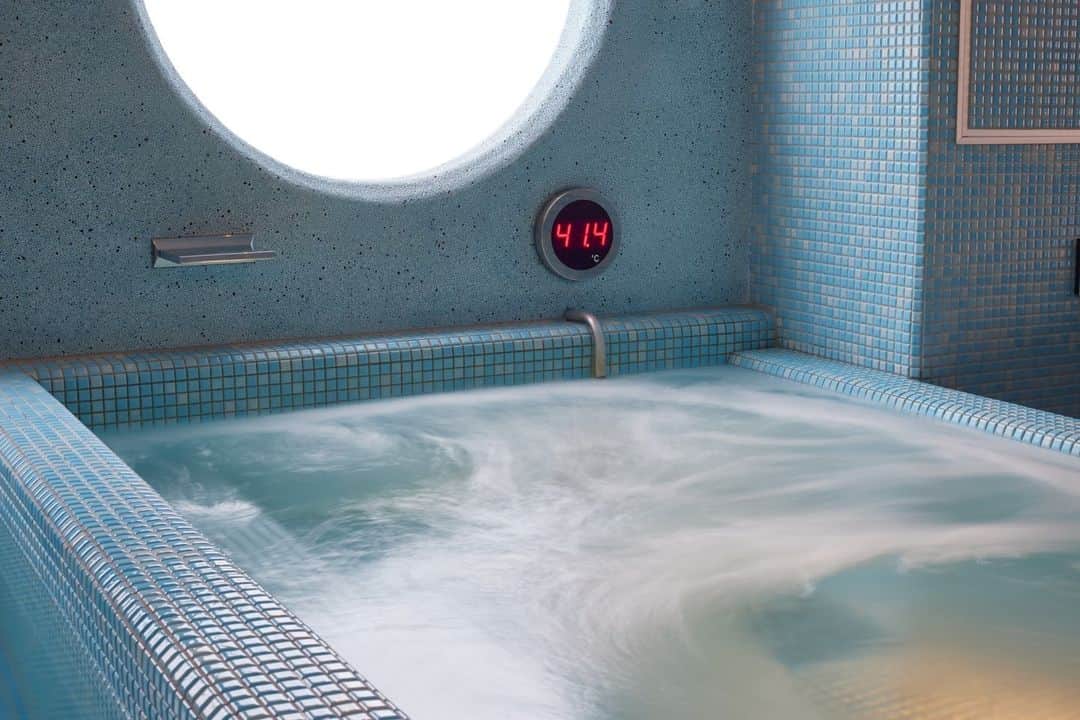 8hotelのインスタグラム：「11月11日は「ととのいの日」  サウナでととのったあとはジャグジーでゆっくりリラクゼーション。  11月10日〜12日にサウナをご利用の方には、限定ステッカーを差し上げております。 サウナの記念に是非。」