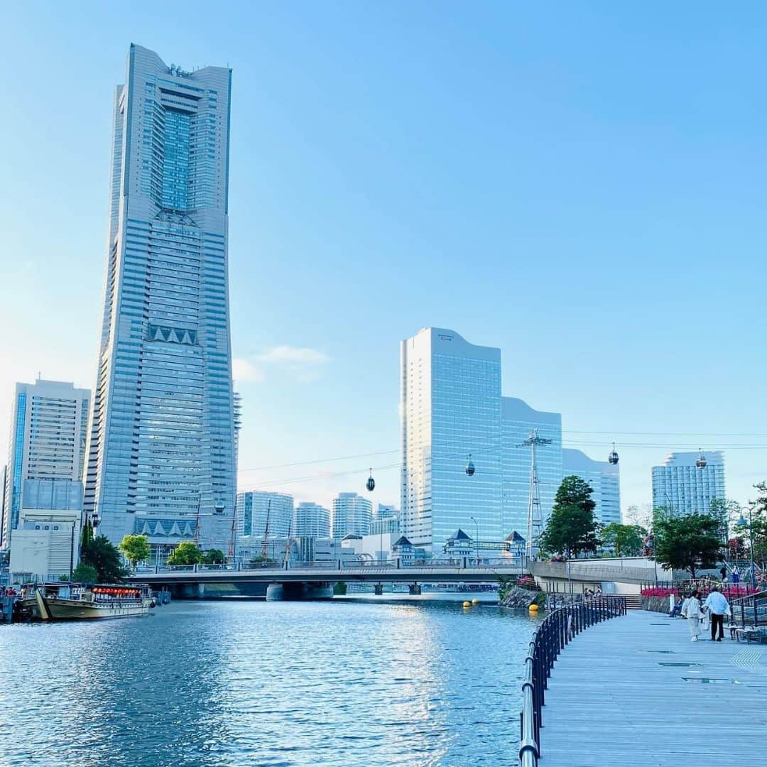 横浜ロイヤルパークホテルのインスタグラム：「… みなとみらいの絶景をご紹介📷  壮大な青空とビル群が見事に調和したお写真✨ みなとみらいならではの魅力を感じられる、素敵な1枚です。  photo by @cherry_poporine 様 素敵なお写真ありがとうございます。  … 空と隣り合う「横浜ロイヤルパークホテル」 @yokohamaroyalparkhotel  #横浜ロイヤルパークホテル #yokohamaroyalparkhotel #royalparkhoteljp #ロイパ #横浜ロイパ #横浜ランドマークタワー #ランドマークタワー #ホテル #hotel #ラグジュアリーホテル #luxuryhotel #横浜ホテル #みなとみらいホテル #国内旅行 #横浜旅行 #横浜観光 #みなとみらい観光 #myyokohama #travel_japan #travel_jp #yokohamatrip #yokohamatravel #yokohamahotel #ランドマークタワーの景色 #横浜風景 #横浜カメラ部 #横浜写真部 #yokohamaview」