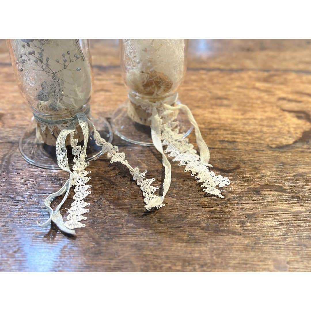 エムスールさんのインスタグラム写真 - (エムスールInstagram)「\ info / 青山便り 〜.*  先日まで、冬はまだまだ、、、 なんて思っていましたが  急に寒くなって、ニットアイテムが活躍する季節が やってきましたね＊  青山店では、ニットのマフラーや帽子 イヤーマフ付きのアイテムなど  どれもご試着いただけます♩  どの子もこれからの季節にぴったりなので ぜひお試しくださいね〜＊  新しいアイテムが出たところですが  そろそろクリスマス準備をはじめる頃。 - こちらが本題！ -   - - -   m.soeurでは 11/23 (木•祝) からクリスマスフェアを開催いたします◎  そして、今年は久しぶりに HAPPY BOXをお作りしました＊  - - -   青山店にも、 クリスマスフェアからお披露目するアイテムが 続々と届いております♩  写真でちらりとお見せいたします〜＊  写真では見ていたアイテムたち。 やっと実物を見ることができました〜！  どれもこれも可愛くて ほしいものだらけで選べません、、、！ （青山スタッフの本音が. . . ）  お客様にお届けするのが、本当に楽しみです◎  クリスマスフェア/HAPPY BOXの詳細は また後日お届けいたしますので  それまでチラ見せの投稿を 追いかけてみてくださいね〜*  ※threadsやtwitterが頻度高めです※  #m_soeur #msoeur #エムスール  #クリスマス #クリスマスフェア #ハンドメイドアクセサリー #ドライフラワー雑貨 #クリスマス雑貨 #ギフトセット #ラッピング #ギフトラッピング #クリスマスプレゼント」11月11日 20時00分 - m_soeur
