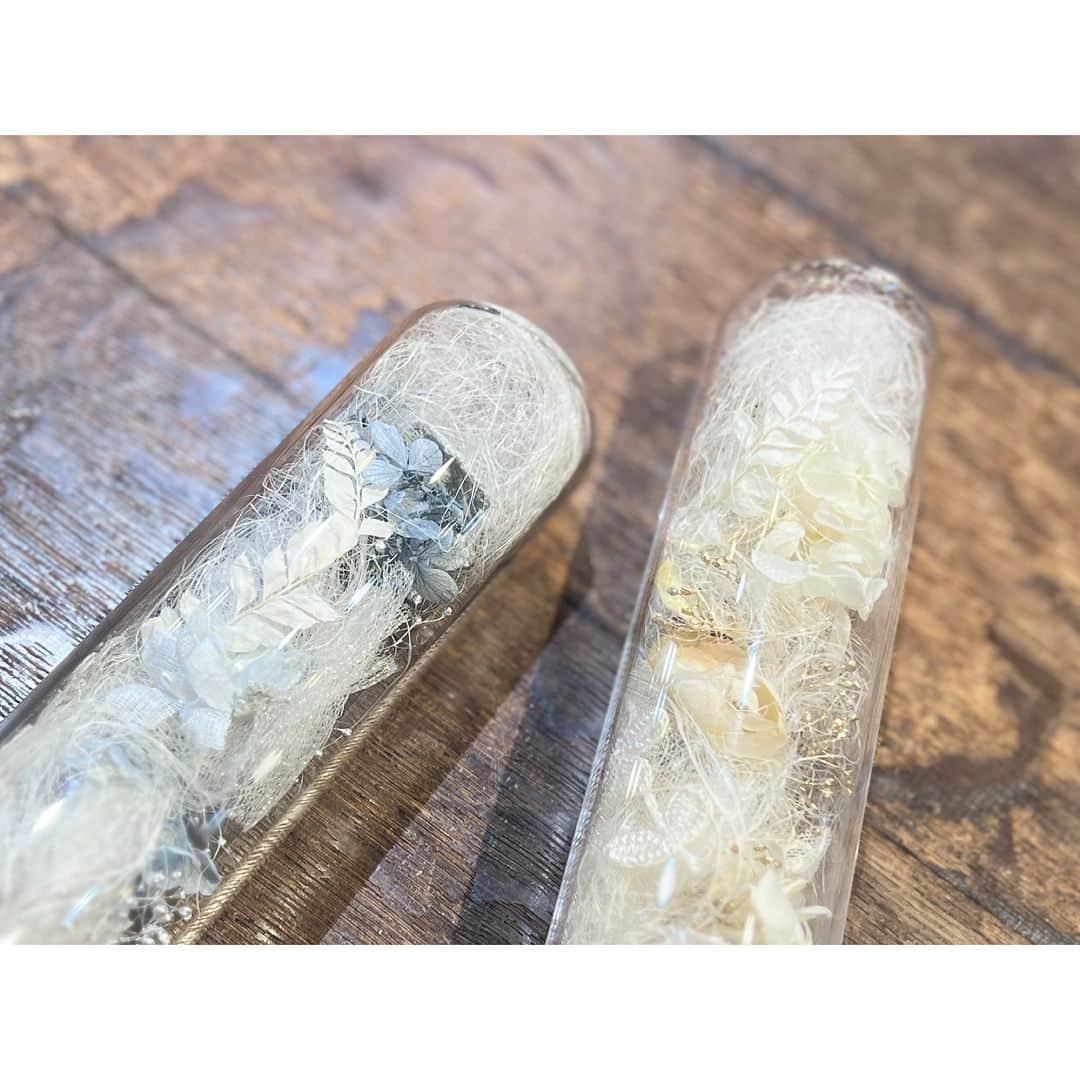 エムスールさんのインスタグラム写真 - (エムスールInstagram)「\ info / 青山便り 〜.*  先日まで、冬はまだまだ、、、 なんて思っていましたが  急に寒くなって、ニットアイテムが活躍する季節が やってきましたね＊  青山店では、ニットのマフラーや帽子 イヤーマフ付きのアイテムなど  どれもご試着いただけます♩  どの子もこれからの季節にぴったりなので ぜひお試しくださいね〜＊  新しいアイテムが出たところですが  そろそろクリスマス準備をはじめる頃。 - こちらが本題！ -   - - -   m.soeurでは 11/23 (木•祝) からクリスマスフェアを開催いたします◎  そして、今年は久しぶりに HAPPY BOXをお作りしました＊  - - -   青山店にも、 クリスマスフェアからお披露目するアイテムが 続々と届いております♩  写真でちらりとお見せいたします〜＊  写真では見ていたアイテムたち。 やっと実物を見ることができました〜！  どれもこれも可愛くて ほしいものだらけで選べません、、、！ （青山スタッフの本音が. . . ）  お客様にお届けするのが、本当に楽しみです◎  クリスマスフェア/HAPPY BOXの詳細は また後日お届けいたしますので  それまでチラ見せの投稿を 追いかけてみてくださいね〜*  ※threadsやtwitterが頻度高めです※  #m_soeur #msoeur #エムスール  #クリスマス #クリスマスフェア #ハンドメイドアクセサリー #ドライフラワー雑貨 #クリスマス雑貨 #ギフトセット #ラッピング #ギフトラッピング #クリスマスプレゼント」11月11日 20時00分 - m_soeur
