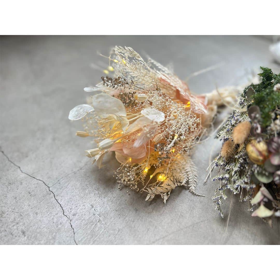 エムスールさんのインスタグラム写真 - (エムスールInstagram)「\ info / 青山便り 〜.*  先日まで、冬はまだまだ、、、 なんて思っていましたが  急に寒くなって、ニットアイテムが活躍する季節が やってきましたね＊  青山店では、ニットのマフラーや帽子 イヤーマフ付きのアイテムなど  どれもご試着いただけます♩  どの子もこれからの季節にぴったりなので ぜひお試しくださいね〜＊  新しいアイテムが出たところですが  そろそろクリスマス準備をはじめる頃。 - こちらが本題！ -   - - -   m.soeurでは 11/23 (木•祝) からクリスマスフェアを開催いたします◎  そして、今年は久しぶりに HAPPY BOXをお作りしました＊  - - -   青山店にも、 クリスマスフェアからお披露目するアイテムが 続々と届いております♩  写真でちらりとお見せいたします〜＊  写真では見ていたアイテムたち。 やっと実物を見ることができました〜！  どれもこれも可愛くて ほしいものだらけで選べません、、、！ （青山スタッフの本音が. . . ）  お客様にお届けするのが、本当に楽しみです◎  クリスマスフェア/HAPPY BOXの詳細は また後日お届けいたしますので  それまでチラ見せの投稿を 追いかけてみてくださいね〜*  ※threadsやtwitterが頻度高めです※  #m_soeur #msoeur #エムスール  #クリスマス #クリスマスフェア #ハンドメイドアクセサリー #ドライフラワー雑貨 #クリスマス雑貨 #ギフトセット #ラッピング #ギフトラッピング #クリスマスプレゼント」11月11日 20時00分 - m_soeur