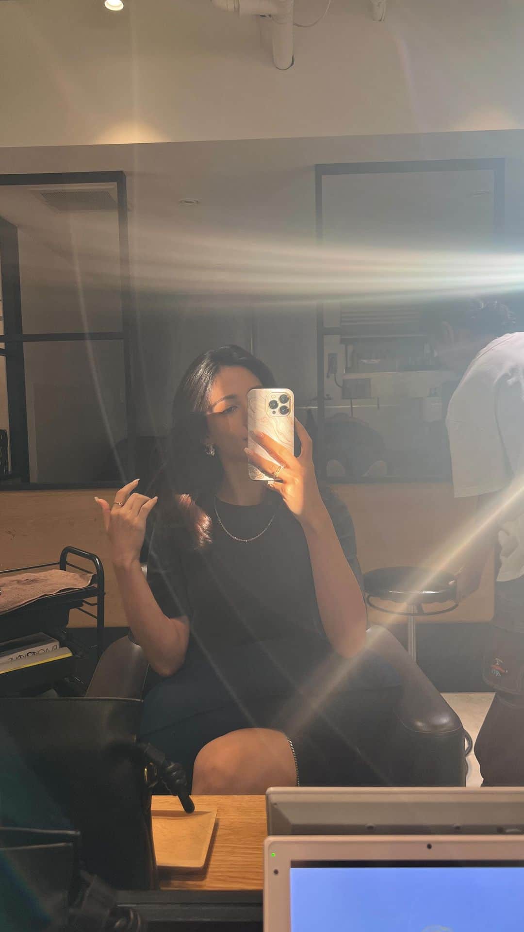 ジュリア・ミナトヤのインスタグラム：「Hair maintenance 💆🏼‍♀️👩🏼」