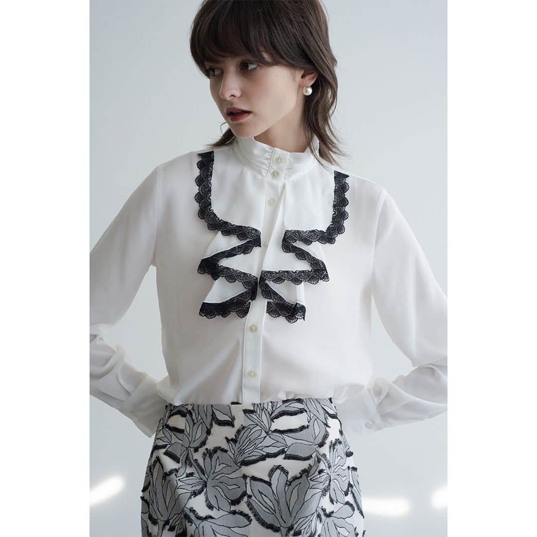 NARACAMICIE Japanさんのインスタグラム写真 - (NARACAMICIE JapanInstagram)「2023 Winter Collection  BLOUSE 10-32-01-010 ブラックレースドレープフリルブラウス  SKIRT 30-32-08-902 ジャガードタイトスカート 11月入荷予定  ※入荷時期は変更になる場合がございます。  新作は @naracamicie_jp プロフィールURLからチェック！ #ナラカミーチェ #2023autumn #2023aw #2023秋 #2023秋冬」11月11日 20時00分 - naracamicie_jp