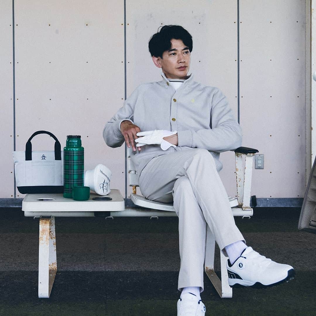 のインスタグラム：「. 永山瑛太×マンシングウェア  上品なベージュのワントーンコーディネート。 ニットブルゾンは、裏地にストレッチ・透湿・防風性を兼ね備えた【GORETEX/ゴアテックス】を採用した機能性アイテムです。  『GORETEXニットハイブリッドブルゾン』 『2WAYストレッチパンツ』  ================================== 永山瑛太が纏う、STANDARD COLLECTION。  #munsingwear #マンシングウェア #永山瑛太 #STANDARD COLLECTION #スタンダードコレクション  #ニット #ゴルフ #golf #ゴルフウェア #レディースゴルフウェア #ゴルフ女子 #女子ゴルフ #男子ゴルフ #ゴルフウェアコーデ #ゴルフウェアブランド #ゴルフファッション #ゴルフコーデ」