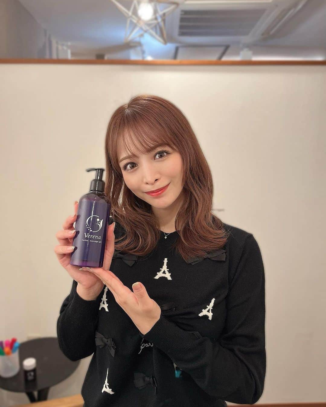 春菜めぐみさんのインスタグラム写真 - (春菜めぐみInstagram)「． 綺肌-KIKI- 様 @grandluxe2023 で ハーブピーリングを受けてきたよ🌿✨ ． ． ピーリングのハードとソフトを選べて 今回はダウンタイムも痛みもないソフトタイプで お願いしました✌🏻✨ 幹細胞入りスプレーをしてお肌の表面にハーブの 栄養をたっぷり導入してからパックをして艶々に...🥹💕 リンパマッサージもしてもらえるから引き上がりも 実感できたよ😆💭 ． ． 最初に機会を使って今ある毛穴、シミ、たるみ等を見ながら いろいろお話をしてくれるんだけど自分でも気付いてないお肌のトラブルとか未来のお肌がわかるのがすごかった！🫢✨ それぞれのお肌に合わせたハーブ提案をしてくれるのも すごく嬉しいところ🥺❤️ ． ． 🌿先着30名限定🌿 90min ¥29,000→¥5,000 (HOT PEPPER価格)  ご予約時に【春菜めぐみの紹介】と記載すると 「超低分子(韓国初)美容液」が全顔サービスしてもらえるみたいです☺️✨  ご予約はHOT PEPPER orインスタDMから してみてね🕊️ ． ． #綺肌KIKI #ハーブピーリング #美肌 #肌質改善 #beauty #pr」11月11日 20時00分 - me_haruna.02