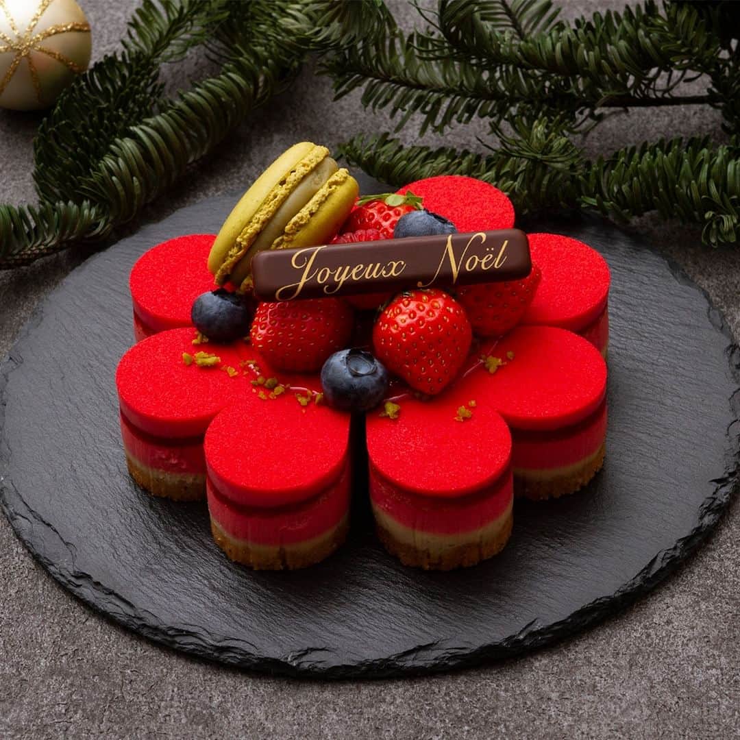 pâtisserie Sadaharu AOKI parisのインスタグラム：「Noël2023🎄  ビビッドで色鮮やかなビジュアルが目を引く「ノエル サヤ フルール」は、ショコラ ブラン（ホワイトチョコレート）で仕立てたクレーム フレーズと、香り高いクレーム ピスタッシュを重ねた華やかな”フルール（＝花）”のケーキ。  鮮彩な色合いとはうらはらに、口あたりはとてもまろやかでやさしい味わい。 イチゴの甘酸っぱさと、ピスタチオの個性的な旨味とコク、ヘーゼルナッツのサブレの香ばしさが口いっぱいに広がります。 美しく咲いた可憐な花を添えて華やかなクリスマスを。  ＿＿＿＿＿＿＿＿＿＿＿＿＿＿＿＿＿＿  【クリスマスケーキ予約受付期間】  12月17日（日）まで ※オンラインショップは12月15日（金）まで  【お引き渡し日】 12/21・22・23・24・25  ※ケーキ・ご予約方法の詳細はオフィシャルサイトをご覧ください。 https://www.sadaharuaoki.jp/noel2023/ ＿＿＿＿＿＿＿＿＿＿＿＿＿＿＿＿＿＿」