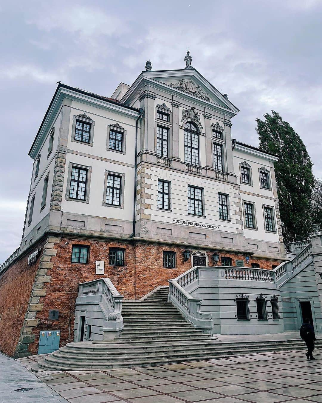 彩希エリナのインスタグラム：「Museum of Fryderyk Chopin  ポーランド🇵🇱に立ち寄った1番の理由。  子供の頃何曲弾いたか分からないショパン。  大学の入試の論文でも彼の事を書いたような。  空港にもショパンの名前が付いてるくらい、あらゆる所でショパンを感じられる彼の故郷Warszawaを一人で練り歩いて、色々な感情に浸っていました。  #museumoffryderykchopin #museum #fryderykchopin #chopin #music #classicmusic #muzeumfryderykachopina #warsaw #poland #旅 #旅行 #海外旅行 #旅行記 #旅行好き #海外旅行大好き #海外旅行記 #旅行好きな人と繋がりたい #ポーランド #ワルシャワ #音楽 #クラシック音楽 #ショパン #フレデリックショパン #ショパン博物館 #ショパンの故郷 #原点回帰」