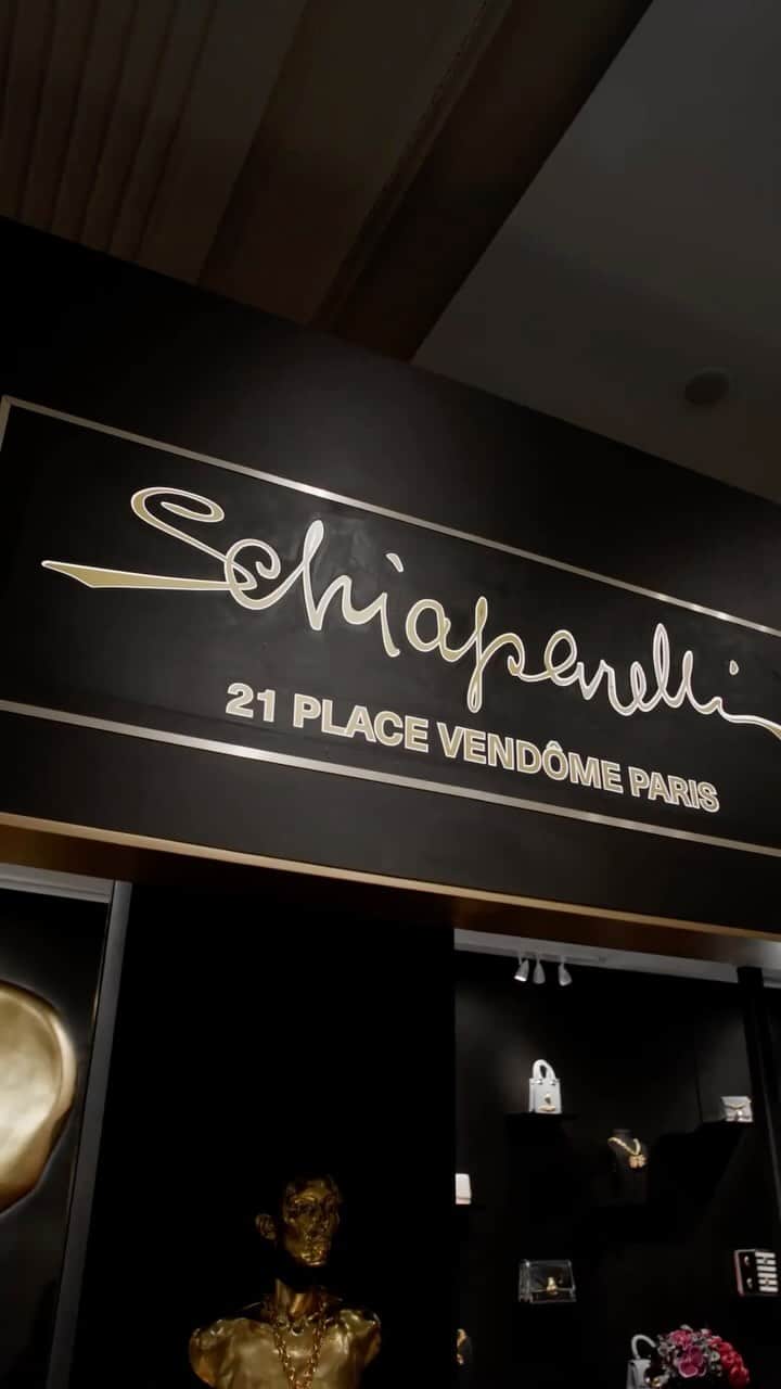 Harrodsのインスタグラム：「Step into the illustrious world of #Schiaparelli at this captivating installation in the Crescent Windows. Inspired by last year’s sell-out exhibition at the Musée des Arts Décoratifs in Paris, the space showcases the brand’s inimitable accessories – from hyper-realistic, anatomy-inspired jewellery to the new Schiap bag, exclusive to Harrods in the UK.  Find it on the Ground Floor now.  #Harrods #HarrodsFashion」