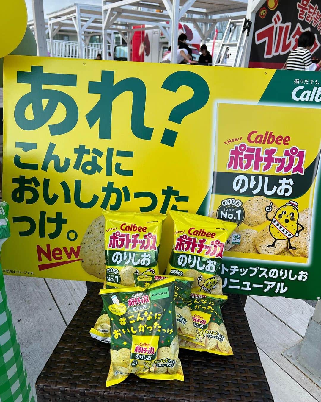 垰智子さんのインスタグラム写真 - (垰智子Instagram)「先日、 @focus_corporation が開催する YELL!YELL!YELL!イベントへ🤍 . 会場にたくさんの企業さんが並んでいて、食べたり 試したりと、とっても楽しかった😆 . 商品を紹介すると✍️ . 🚗メルセデス・ベンツ豊洲 @mercedesbenztoyosu の#マイバッハ に乗ったよ🚗 実は何気にクルマは好きな方で、憧れのマイバッハに乗れて 上機嫌❤️ とにかく、内装が豪華でマッサージ機能があったり ワインボトルやグラスを収納するBOXがあったりと半端なかった✨ . 🍜三養ジャパン @samyangfoods_jp  実は#ブルダック の焼きそばを食べた事があるんだけど、 とにかく辛い🥵 でも、なぜかヒーヒー言いながら食べたくなる😂 #辛すぎでも旨すぎ  . 🧴エステティシャンコスメ たかの友梨 @takanoyuri_cosme の中でも1本で、 クレンジング・洗顔・毛穴洗浄・泡パックまで完了してくれる 万能マルチクレンズのバブルマスククレンズ🫧 そして、美容成分を含んだジュエリーパクトは1つで 7役を叶えるオールインワンファンデとメイクしながら 肌ケア優れもの♡ . 🥨カルビー @calbee_jp #のりしお ✨ 食べてみて、ほんとに #こんなに美味しかったっけ ？と 思ったほど、改良されてスゴく美味しくなったから、 ぜひ食べてみて欲しい😊  @calbee_frugra の #ベイクドオーツ は、朝ごはんには もちろん、お酒のお供にも最高🥣 . 🥩宮崎県 都城市 ふるさと納税 @miyakonojo_furusato はなんと、#ふるさと納税日本一  なんだそう😳 宮﨑牛に鶏にとお肉に黒霧島のお酒と確かに美味しいものが たくさん🍶 今年のふるさと納税にチェックしてみよっ🐮 . 💄jennyhouse @jennyhousecosmetics_jp は、韓国の清潭洞にある 人気サロンで芸能人やCHANEL、ALMANIなど有名ブランドとのコラボからうまれた実力コスメで、CICA成分や自然由来成分を 含んで作られてる注目コスメブランド🩷 . 🍵れんぎょう茶 @rengyo.official  アンチエイジングに良いとされる高い抗酸化力をもつポリフェノールやカリウムが豊富に含まれていてる全国初のお茶🍵 ノンカフェイン・無添加・農薬不使用だから、寝る前にも オススメ🌕 . @tsukijiwadatsumi  . #PR  #メルセデスベンツ豊洲 #ベンツ #江東区 #ブルダック #ブルダックソース #バブルマスククレンズ #ジュエリーパクト #たかの友梨  #都城市ふるさと納税 #ふるさと納税おすすめ #ジェニーハウス #韓国コスメ #jennyhouse #れんぎょう茶 #マグロ＃築地わだつみ #肉巻きおにぎり」11月11日 20時01分 - taotao_tomo