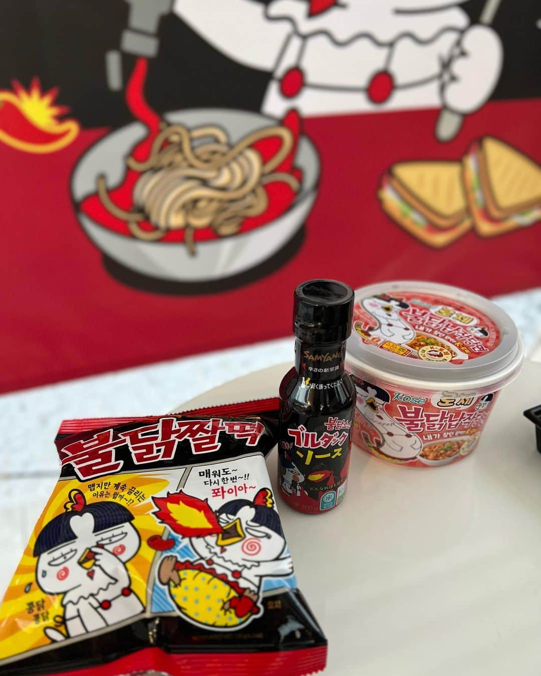 垰智子さんのインスタグラム写真 - (垰智子Instagram)「先日、 @focus_corporation が開催する YELL!YELL!YELL!イベントへ🤍 . 会場にたくさんの企業さんが並んでいて、食べたり 試したりと、とっても楽しかった😆 . 商品を紹介すると✍️ . 🚗メルセデス・ベンツ豊洲 @mercedesbenztoyosu の#マイバッハ に乗ったよ🚗 実は何気にクルマは好きな方で、憧れのマイバッハに乗れて 上機嫌❤️ とにかく、内装が豪華でマッサージ機能があったり ワインボトルやグラスを収納するBOXがあったりと半端なかった✨ . 🍜三養ジャパン @samyangfoods_jp  実は#ブルダック の焼きそばを食べた事があるんだけど、 とにかく辛い🥵 でも、なぜかヒーヒー言いながら食べたくなる😂 #辛すぎでも旨すぎ  . 🧴エステティシャンコスメ たかの友梨 @takanoyuri_cosme の中でも1本で、 クレンジング・洗顔・毛穴洗浄・泡パックまで完了してくれる 万能マルチクレンズのバブルマスククレンズ🫧 そして、美容成分を含んだジュエリーパクトは1つで 7役を叶えるオールインワンファンデとメイクしながら 肌ケア優れもの♡ . 🥨カルビー @calbee_jp #のりしお ✨ 食べてみて、ほんとに #こんなに美味しかったっけ ？と 思ったほど、改良されてスゴく美味しくなったから、 ぜひ食べてみて欲しい😊  @calbee_frugra の #ベイクドオーツ は、朝ごはんには もちろん、お酒のお供にも最高🥣 . 🥩宮崎県 都城市 ふるさと納税 @miyakonojo_furusato はなんと、#ふるさと納税日本一  なんだそう😳 宮﨑牛に鶏にとお肉に黒霧島のお酒と確かに美味しいものが たくさん🍶 今年のふるさと納税にチェックしてみよっ🐮 . 💄jennyhouse @jennyhousecosmetics_jp は、韓国の清潭洞にある 人気サロンで芸能人やCHANEL、ALMANIなど有名ブランドとのコラボからうまれた実力コスメで、CICA成分や自然由来成分を 含んで作られてる注目コスメブランド🩷 . 🍵れんぎょう茶 @rengyo.official  アンチエイジングに良いとされる高い抗酸化力をもつポリフェノールやカリウムが豊富に含まれていてる全国初のお茶🍵 ノンカフェイン・無添加・農薬不使用だから、寝る前にも オススメ🌕 . @tsukijiwadatsumi  . #PR  #メルセデスベンツ豊洲 #ベンツ #江東区 #ブルダック #ブルダックソース #バブルマスククレンズ #ジュエリーパクト #たかの友梨  #都城市ふるさと納税 #ふるさと納税おすすめ #ジェニーハウス #韓国コスメ #jennyhouse #れんぎょう茶 #マグロ＃築地わだつみ #肉巻きおにぎり」11月11日 20時01分 - taotao_tomo
