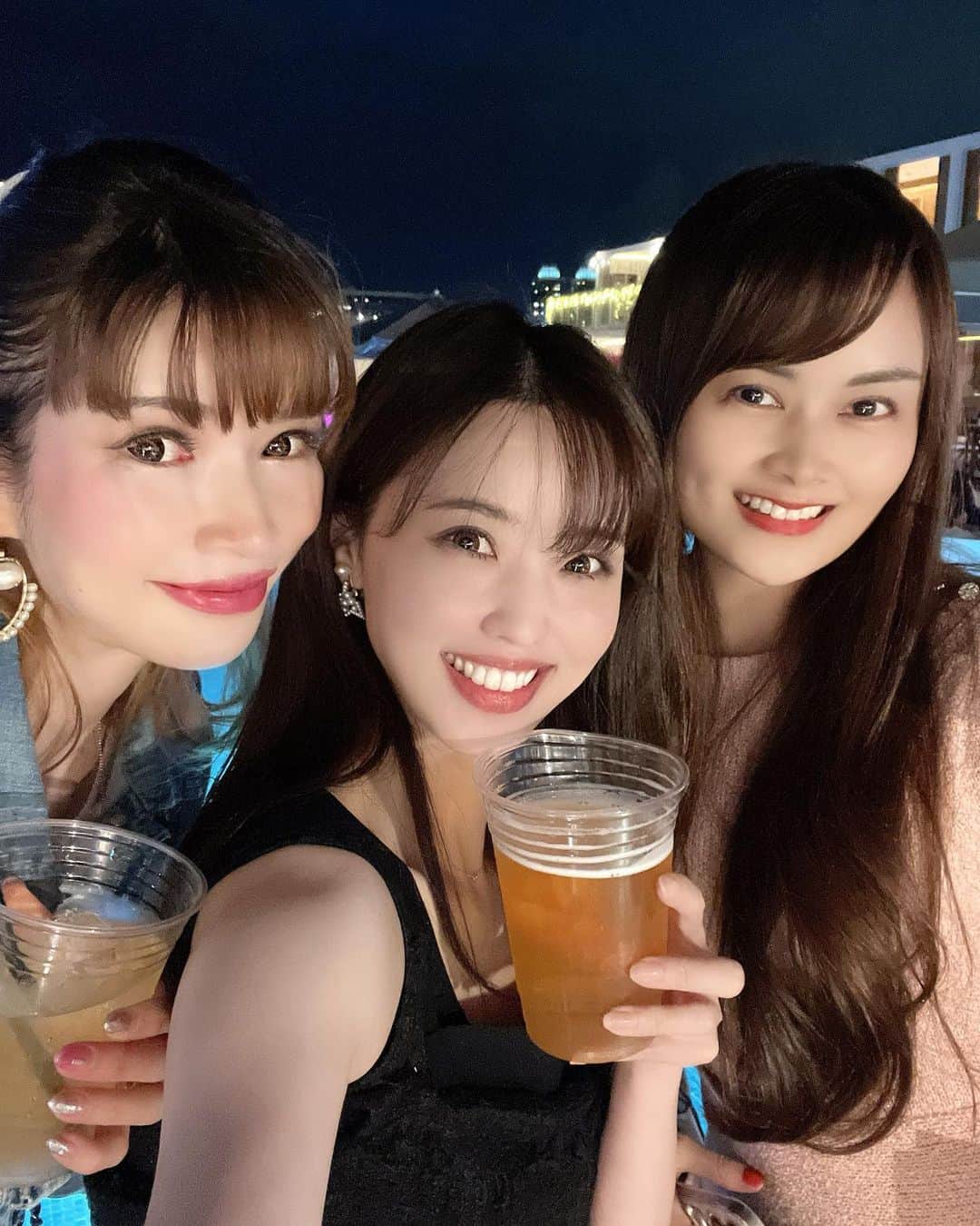 垰智子さんのインスタグラム写真 - (垰智子Instagram)「先日、 @focus_corporation が開催する YELL!YELL!YELL!イベントへ🤍 . 会場にたくさんの企業さんが並んでいて、食べたり 試したりと、とっても楽しかった😆 . 商品を紹介すると✍️ . 🚗メルセデス・ベンツ豊洲 @mercedesbenztoyosu の#マイバッハ に乗ったよ🚗 実は何気にクルマは好きな方で、憧れのマイバッハに乗れて 上機嫌❤️ とにかく、内装が豪華でマッサージ機能があったり ワインボトルやグラスを収納するBOXがあったりと半端なかった✨ . 🍜三養ジャパン @samyangfoods_jp  実は#ブルダック の焼きそばを食べた事があるんだけど、 とにかく辛い🥵 でも、なぜかヒーヒー言いながら食べたくなる😂 #辛すぎでも旨すぎ  . 🧴エステティシャンコスメ たかの友梨 @takanoyuri_cosme の中でも1本で、 クレンジング・洗顔・毛穴洗浄・泡パックまで完了してくれる 万能マルチクレンズのバブルマスククレンズ🫧 そして、美容成分を含んだジュエリーパクトは1つで 7役を叶えるオールインワンファンデとメイクしながら 肌ケア優れもの♡ . 🥨カルビー @calbee_jp #のりしお ✨ 食べてみて、ほんとに #こんなに美味しかったっけ ？と 思ったほど、改良されてスゴく美味しくなったから、 ぜひ食べてみて欲しい😊  @calbee_frugra の #ベイクドオーツ は、朝ごはんには もちろん、お酒のお供にも最高🥣 . 🥩宮崎県 都城市 ふるさと納税 @miyakonojo_furusato はなんと、#ふるさと納税日本一  なんだそう😳 宮﨑牛に鶏にとお肉に黒霧島のお酒と確かに美味しいものが たくさん🍶 今年のふるさと納税にチェックしてみよっ🐮 . 💄jennyhouse @jennyhousecosmetics_jp は、韓国の清潭洞にある 人気サロンで芸能人やCHANEL、ALMANIなど有名ブランドとのコラボからうまれた実力コスメで、CICA成分や自然由来成分を 含んで作られてる注目コスメブランド🩷 . 🍵れんぎょう茶 @rengyo.official  アンチエイジングに良いとされる高い抗酸化力をもつポリフェノールやカリウムが豊富に含まれていてる全国初のお茶🍵 ノンカフェイン・無添加・農薬不使用だから、寝る前にも オススメ🌕 . @tsukijiwadatsumi  . #PR  #メルセデスベンツ豊洲 #ベンツ #江東区 #ブルダック #ブルダックソース #バブルマスククレンズ #ジュエリーパクト #たかの友梨  #都城市ふるさと納税 #ふるさと納税おすすめ #ジェニーハウス #韓国コスメ #jennyhouse #れんぎょう茶 #マグロ＃築地わだつみ #肉巻きおにぎり」11月11日 20時01分 - taotao_tomo
