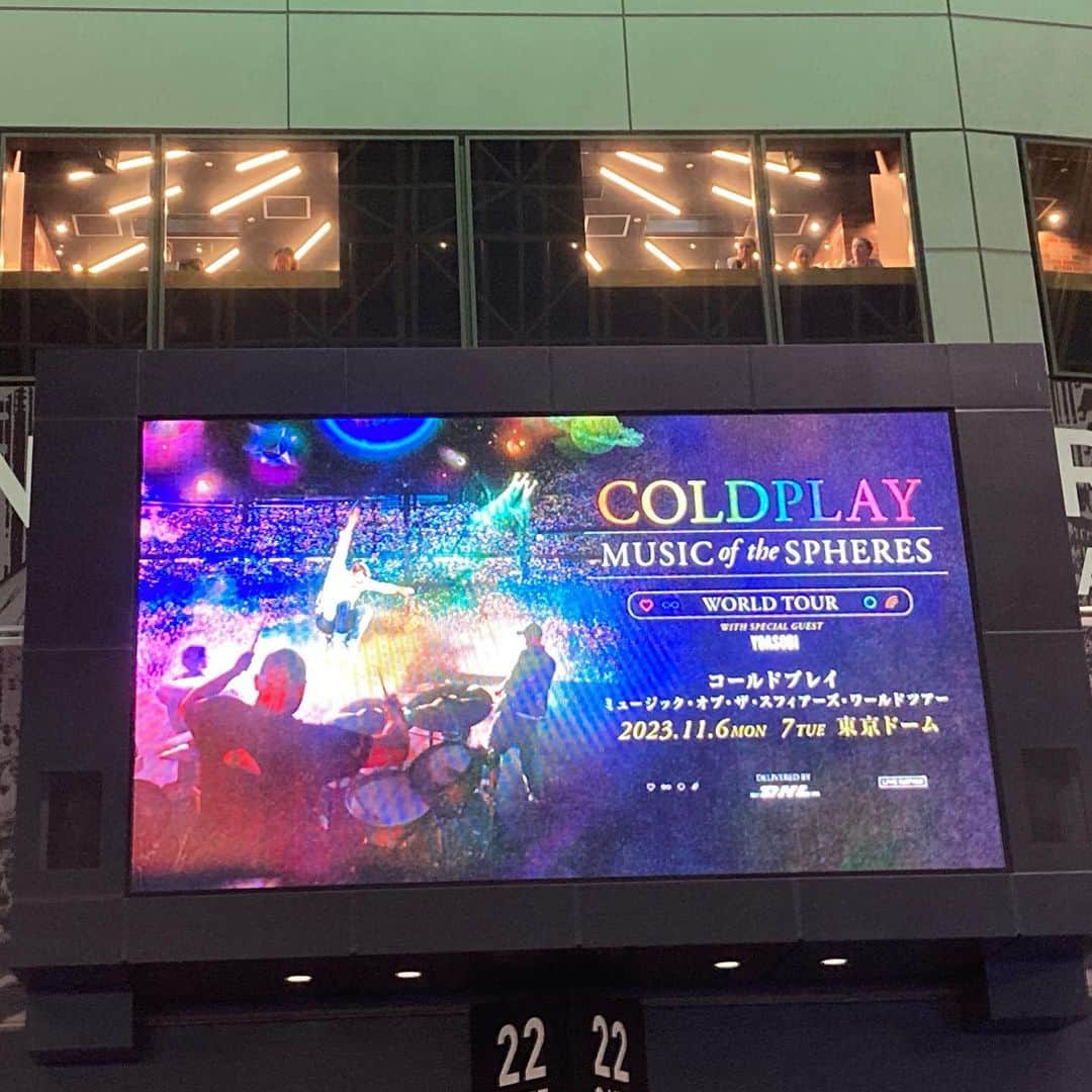 岡村有里子のインスタグラム：「COLDPLAY @ TOKYO DOME   4日も経っているけれどまだ興奮冷めやらず✨  今日と明日は、台湾の高雄でライヴを行うようです。 台湾公演も観たかった〜〜！  #coldplay #酷玩樂團 #musicofthespheresworldtour」